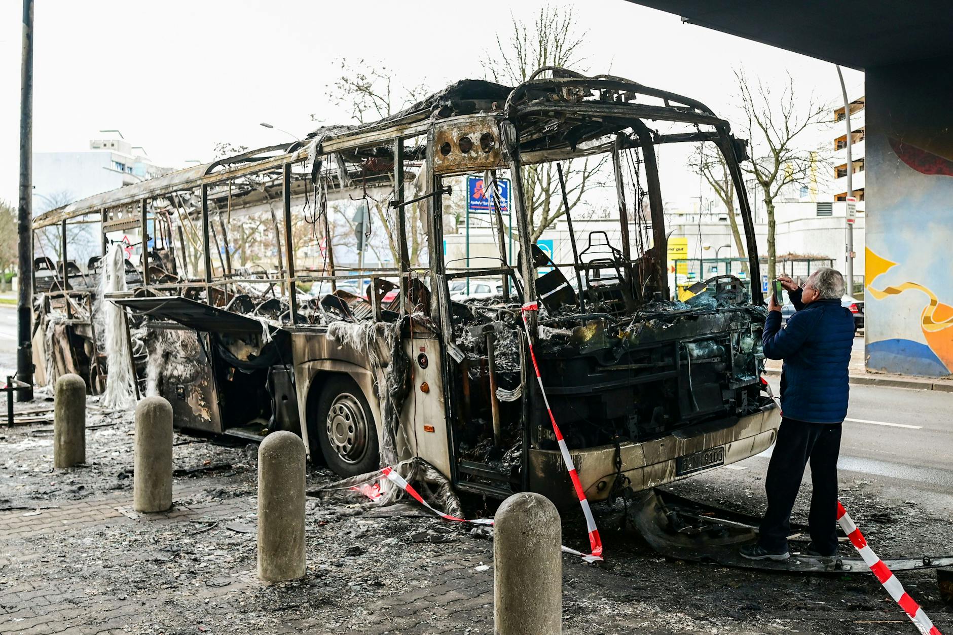 Der ausgebrannte Bus an der High-Deck-Siedlung in Neukölln.