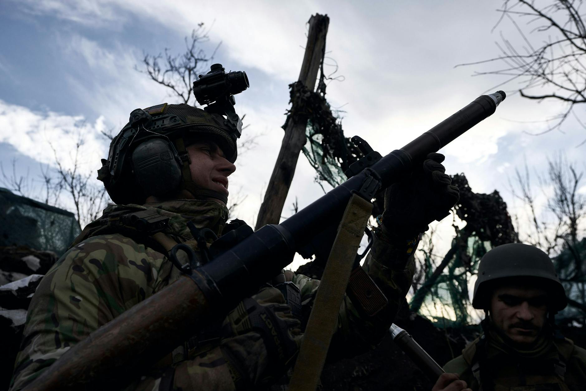 Ukrainische Soldaten gehen während der Kämpfe mit russischen Truppen in der Region Donezk in Stellung. 