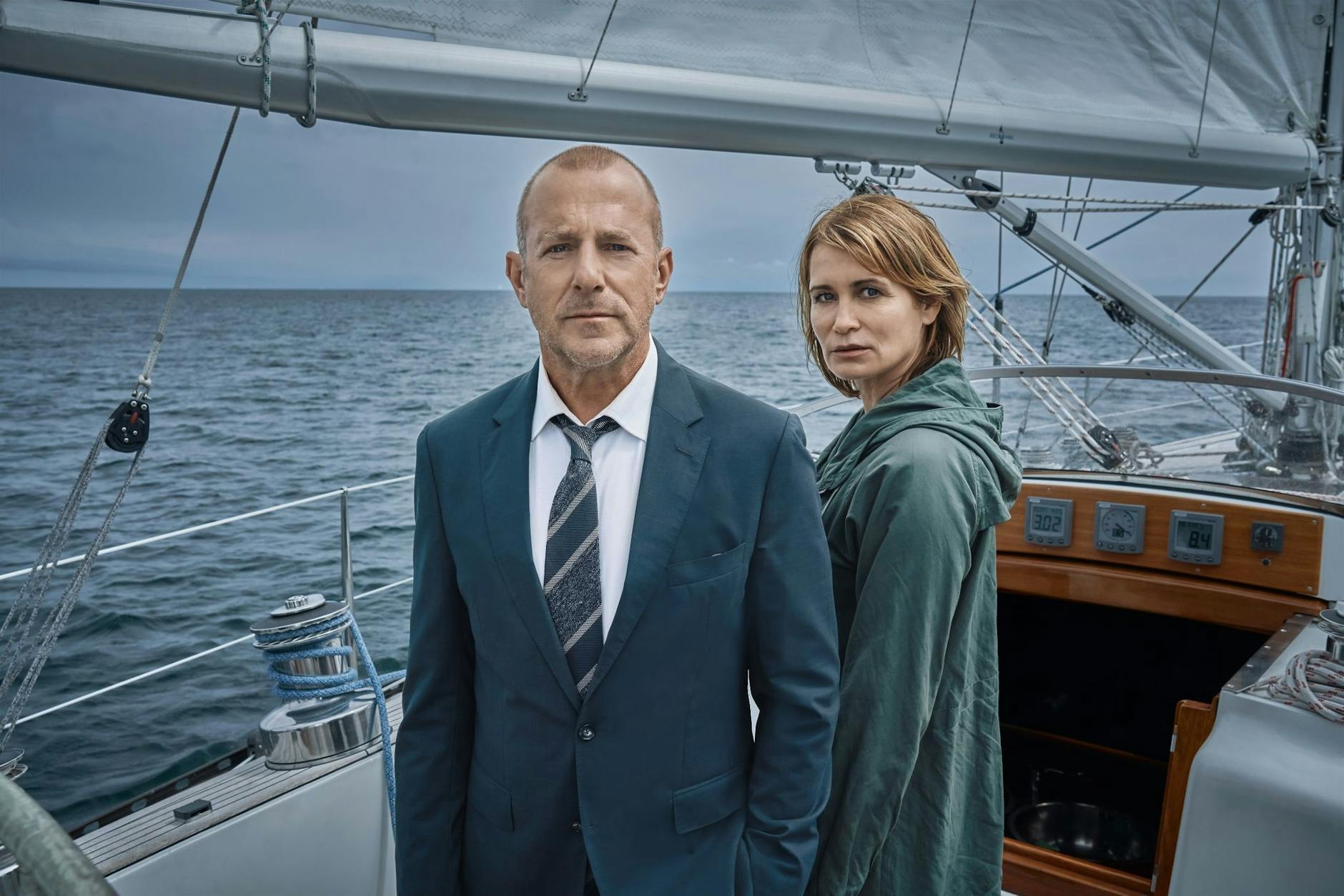 HANDOUT - Simon Kessler (Heino Ferch) und Silke Broder (Anja Kling) fahren zusammen mit dem Boot raus.