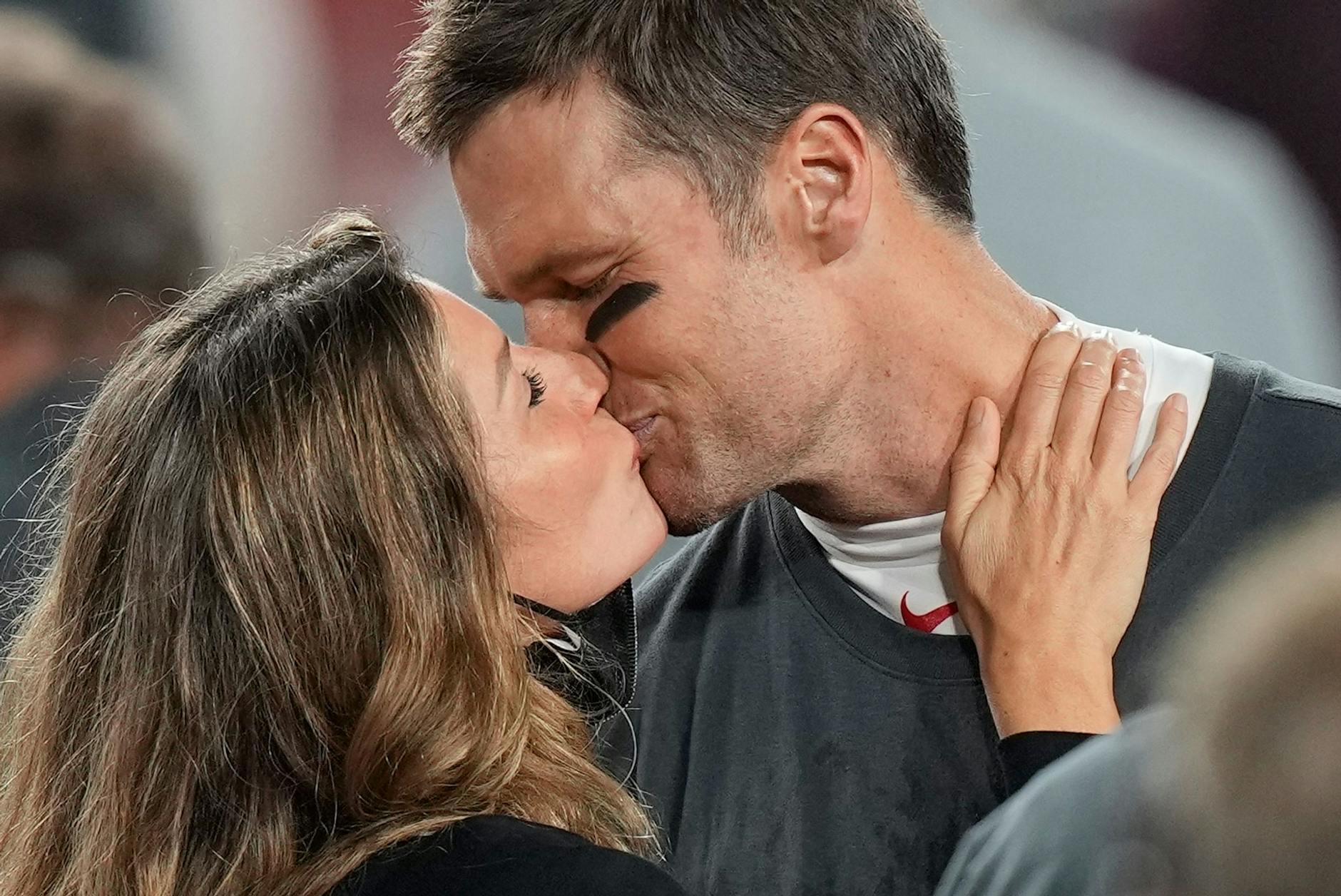 ARCHIV - Quarterback Tom Brady von den Tampa Bay Buccaneers küsst seine damalige Frau, Model Gisele Bündchen, nach dem Sieg seines Teams.