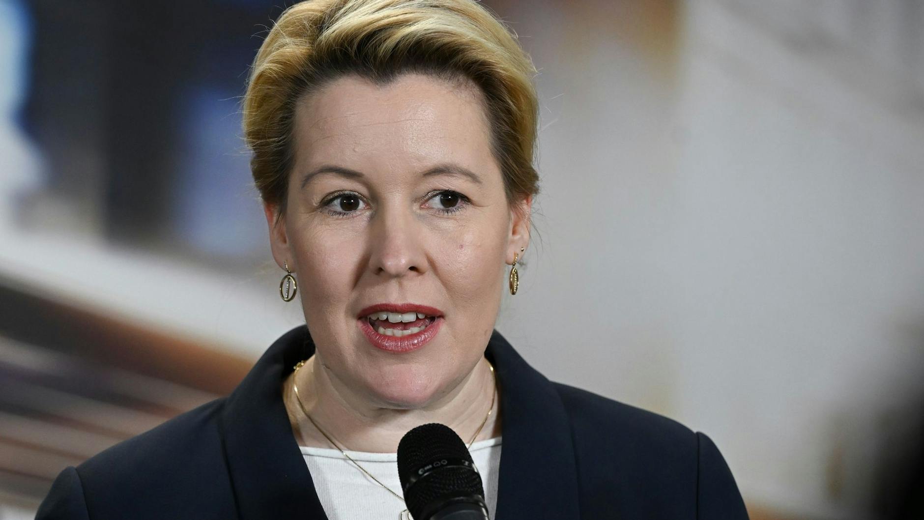 Berlins Regierende Bürgermeisterin Franziska Giffey denkt über eine Ausweitung der Böllerverbots-Zonen nach.