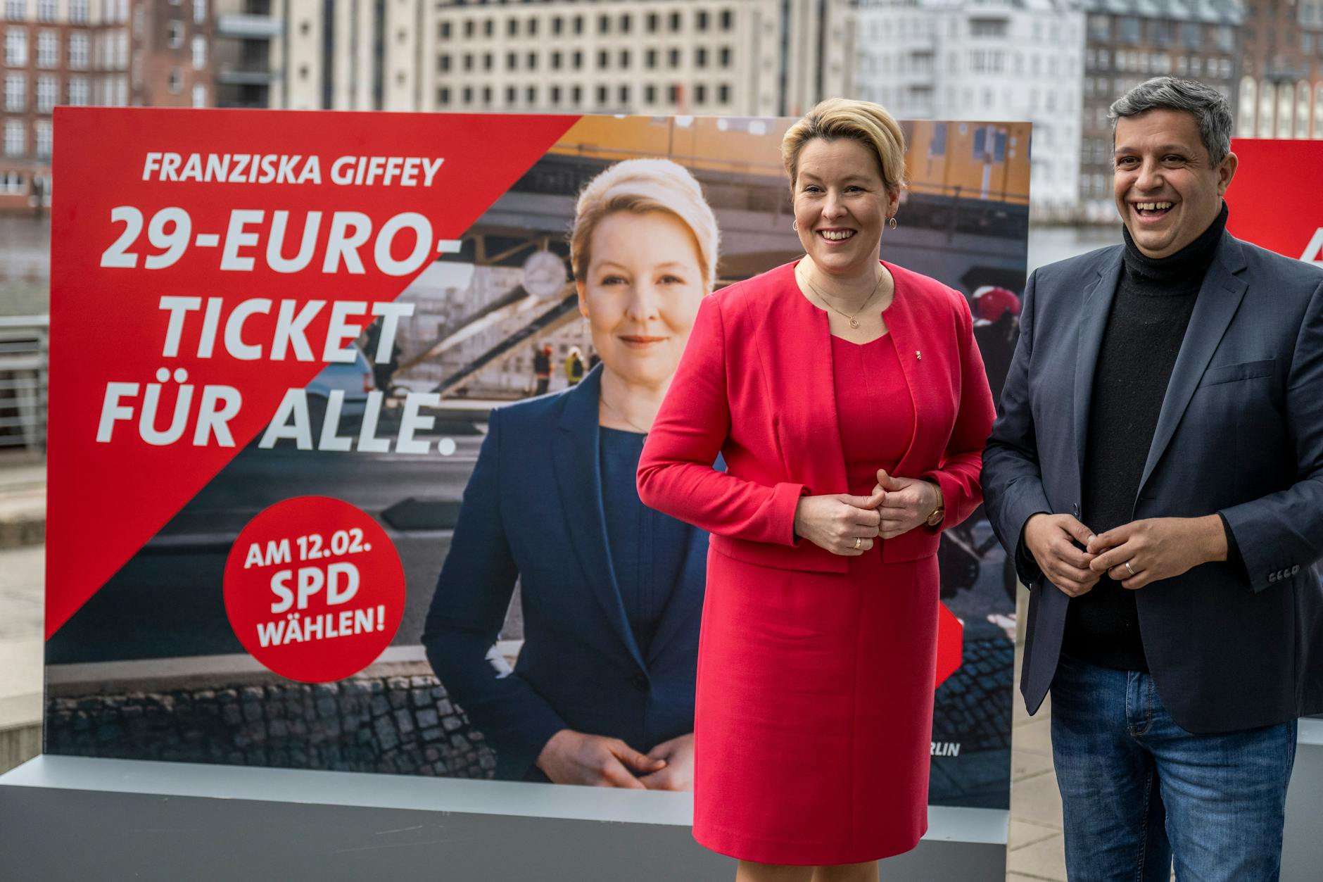 Franziska Giffey und Raed Saleh bei der Präsentation der Wahlplakate in Friedrichshain. 