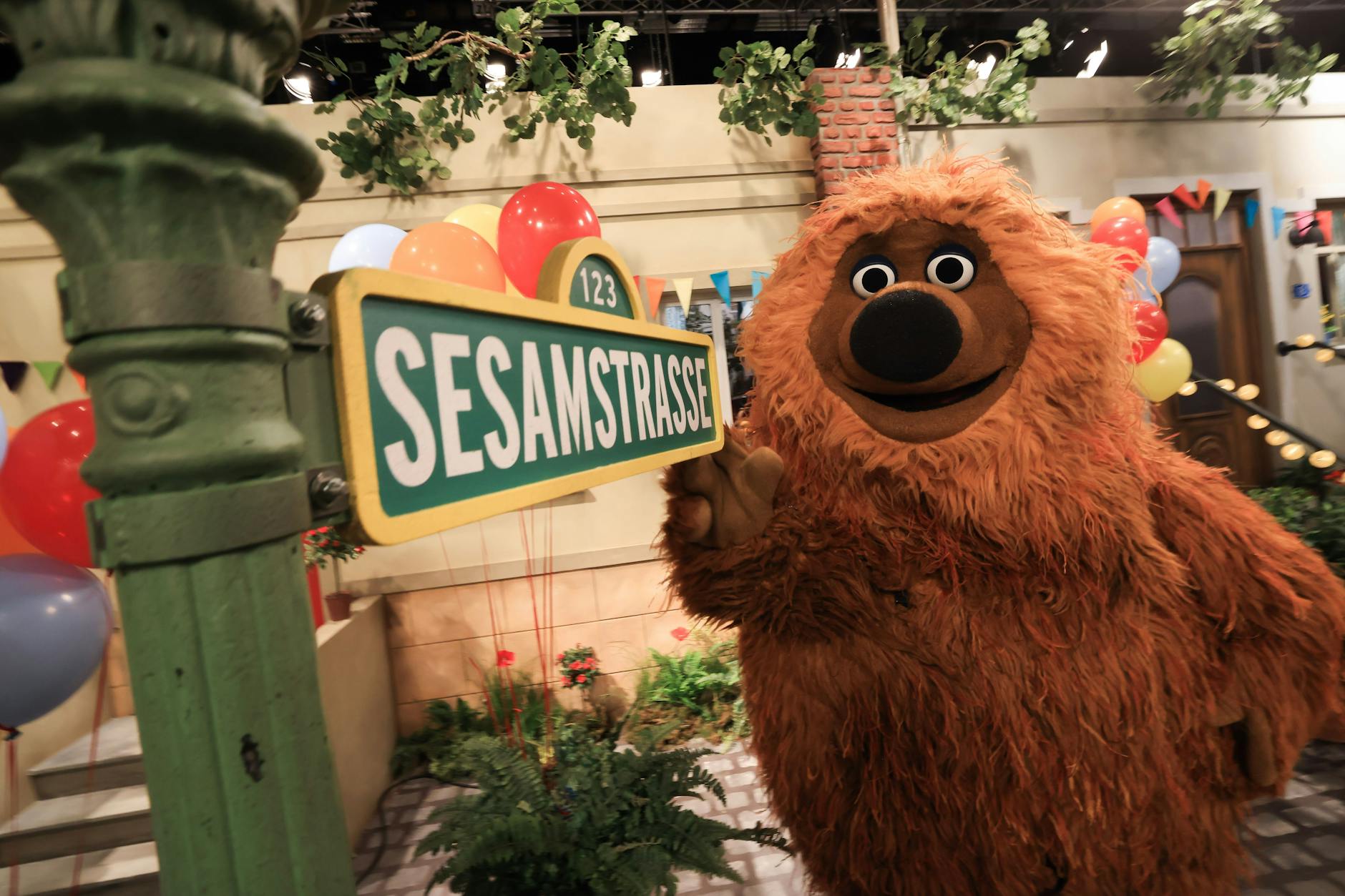 Samson steht bei Dreharbeiten am Studio-Set der „Sesamstraße“.