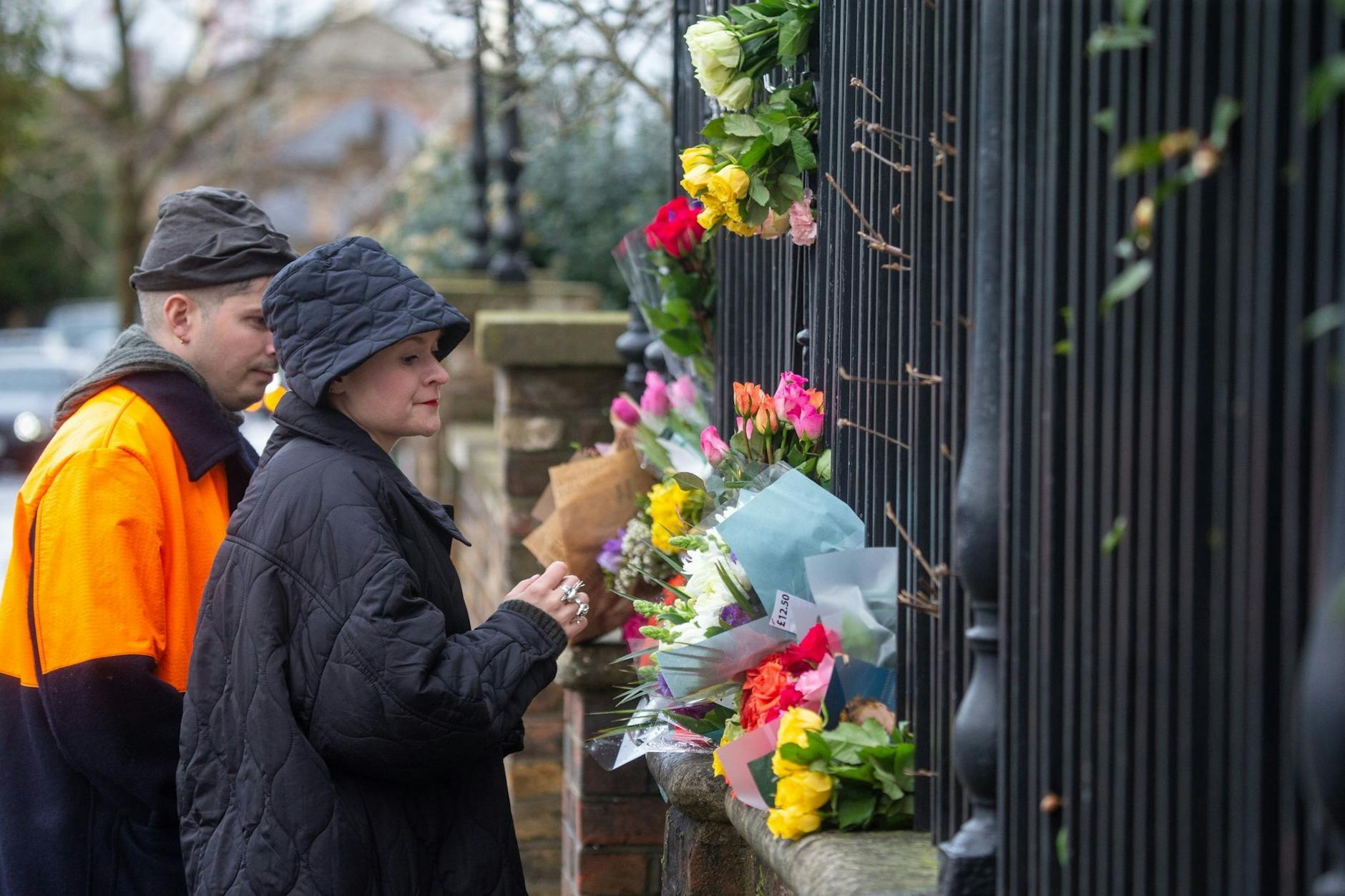 Vor dem Haus der britische Modedesignerin Vivienne Westwood werden Blumen abgelegt.