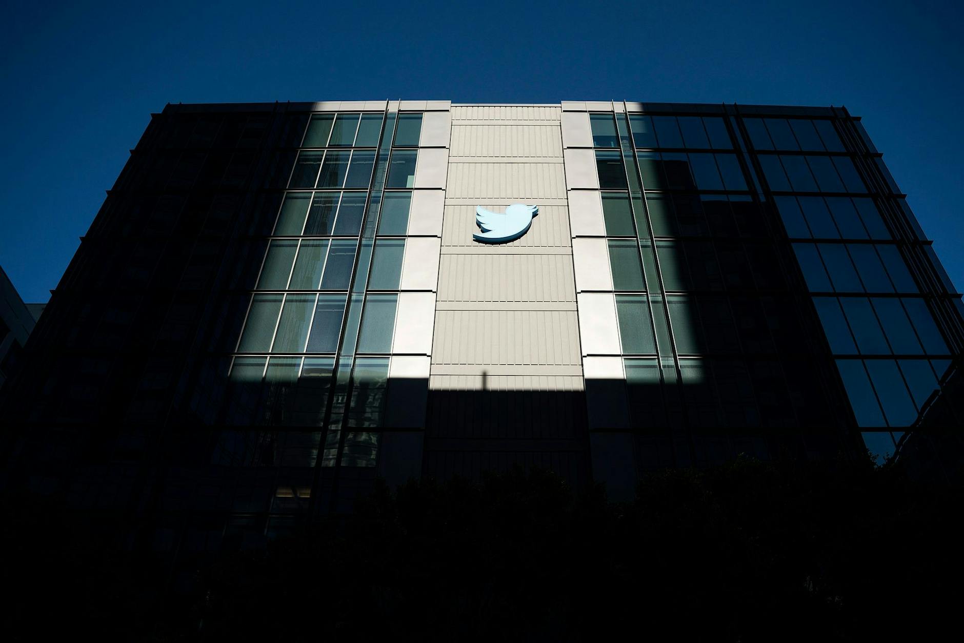 ARCHIV - Ein Twitter-Logo hängt an der Fassade des Unternehmenssitzes in San Francisco.