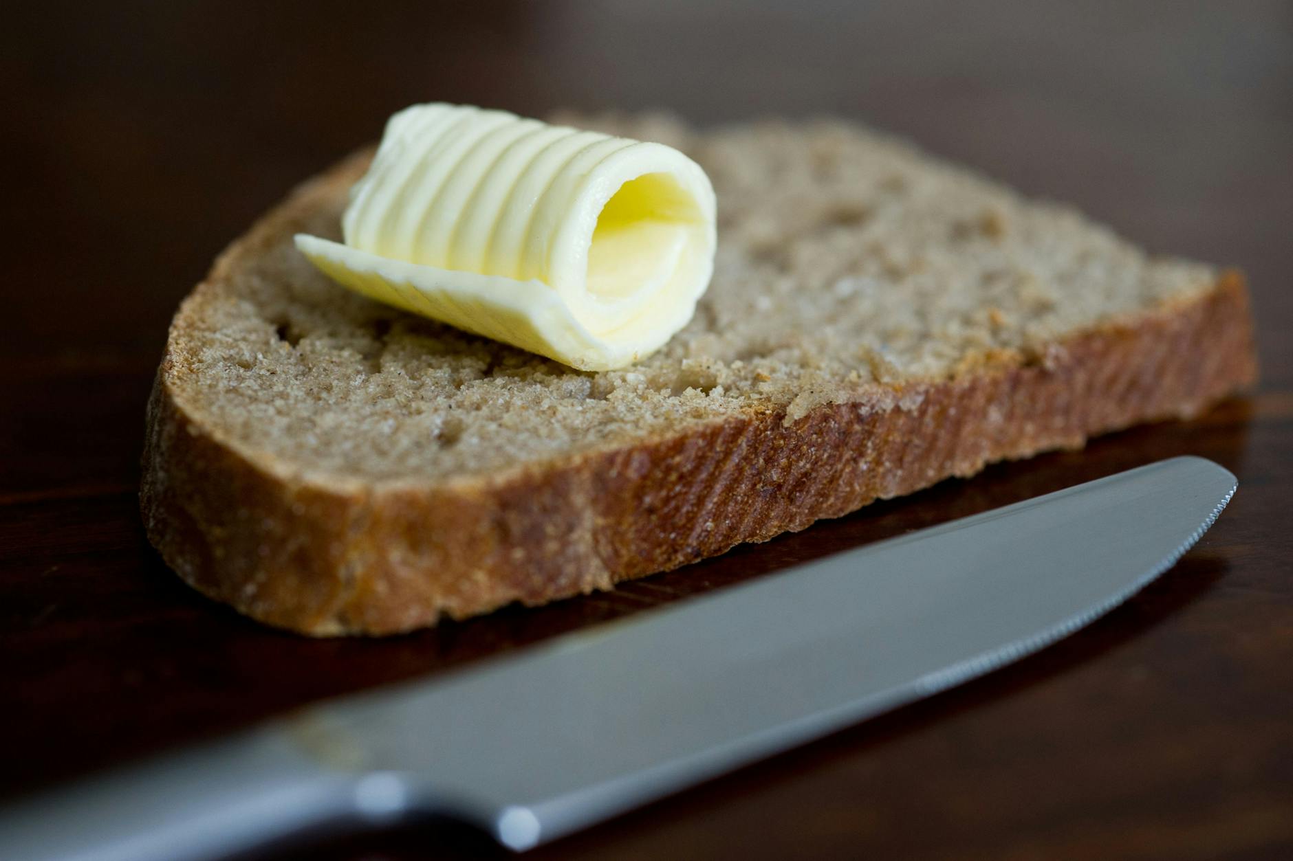 Der eine schwört auf Butter, die andere streicht sich ausschließlich Margarine aufs Brot. Aber was ist gesünder?