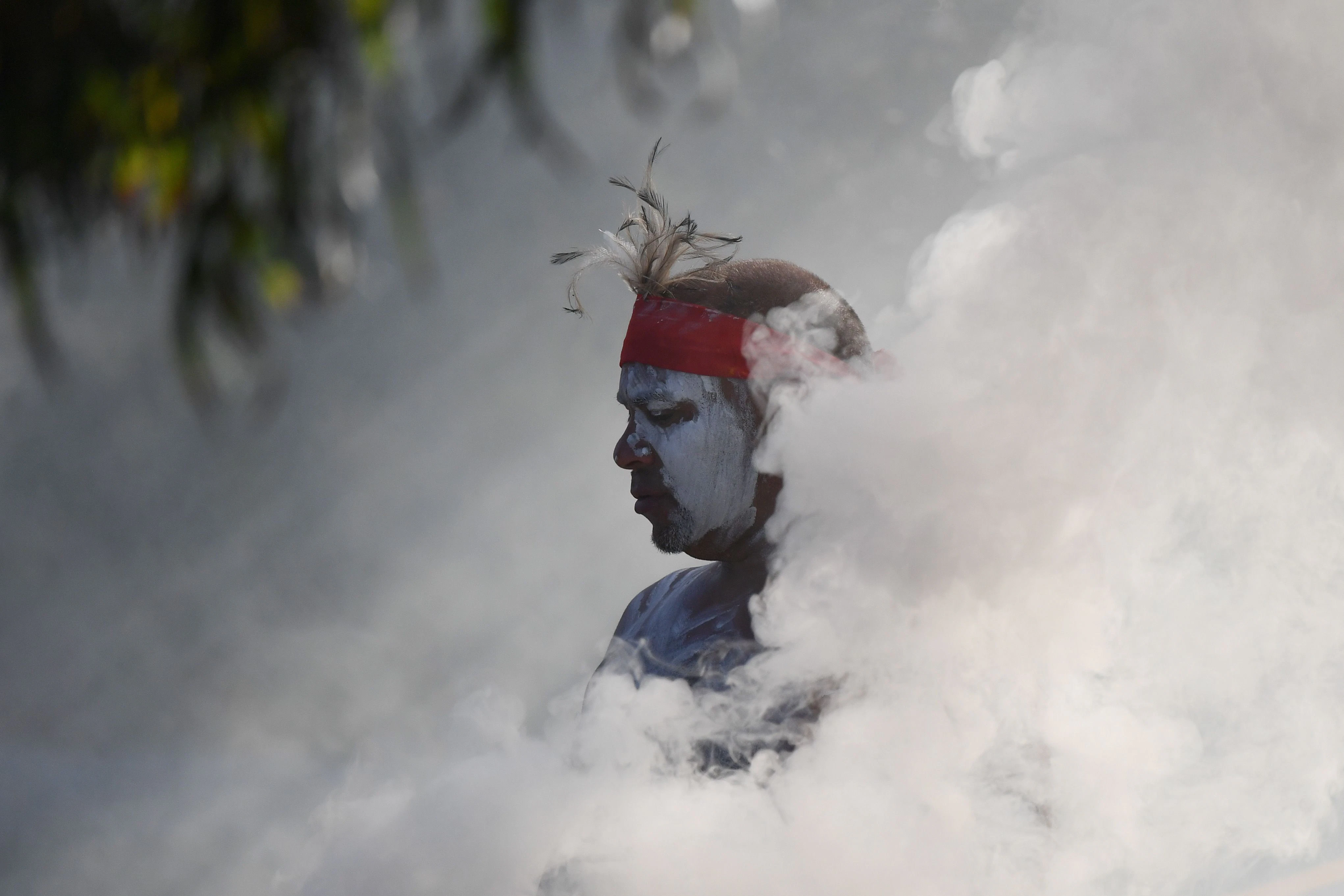 Ein indigener Darsteller während einer morgendlichen Räucherzeremonie im Barangaroo Reserve am „Australia Day“.