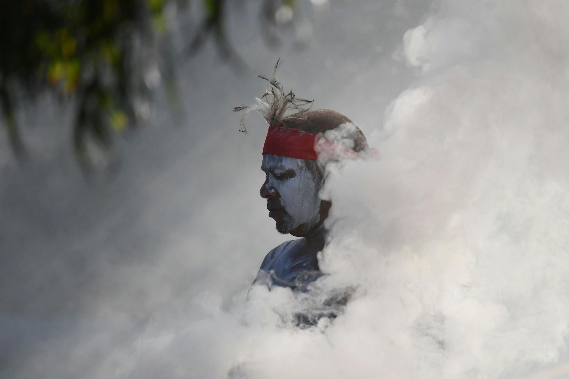 Ein indigener Darsteller während einer morgendlichen Räucherzeremonie im Barangaroo Reserve am „Australia Day“.