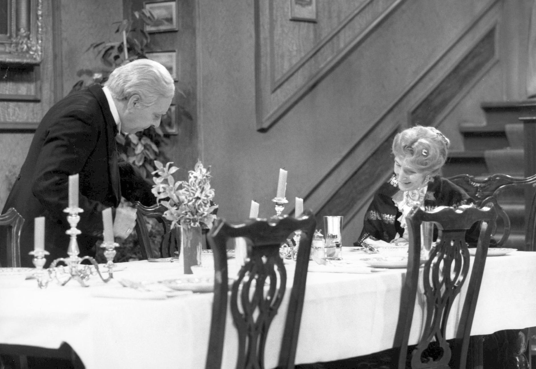 HANDOUT - Freddie Frinton als Butler James und May Warden als alleinspeisende alte Dame Miss Sophie feiern ihren 90. Geburtstag.