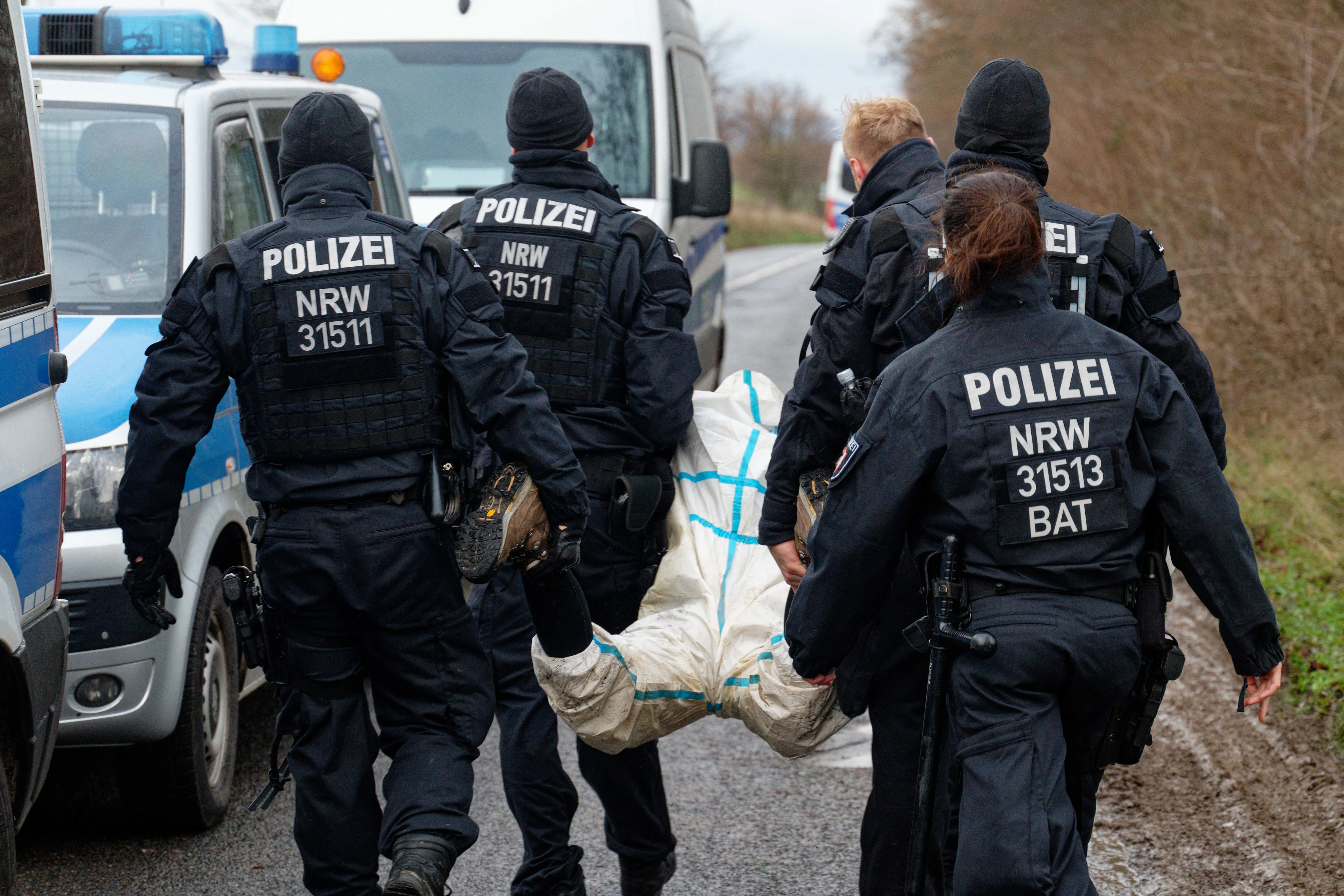 Polizisten tragen eine Aktivistin zur Überprüfung ihrer Personalien.&nbsp;