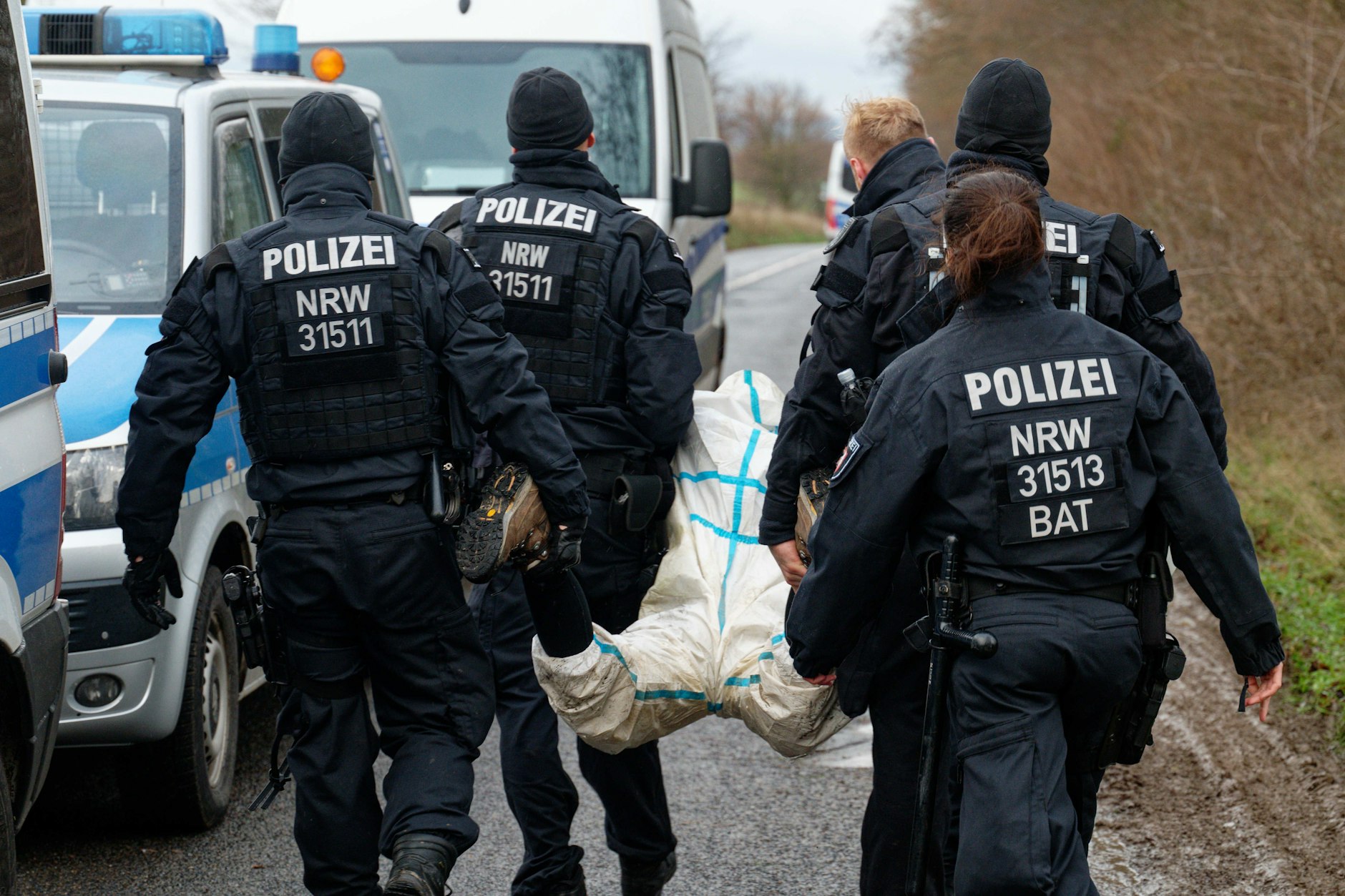 Polizisten tragen eine Aktivistin zur Überprüfung ihrer Personalien.&nbsp;