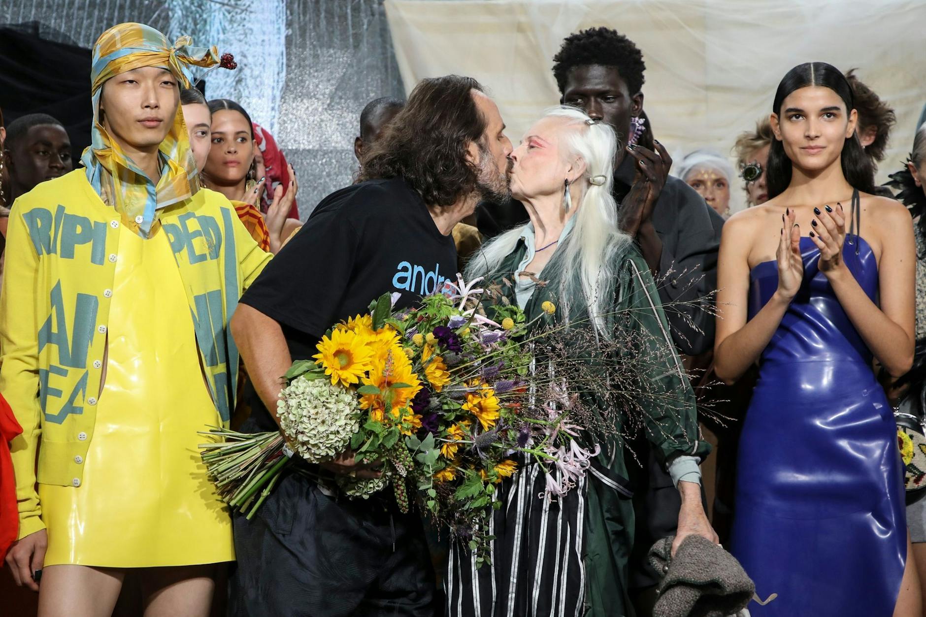 ARCHIV - Andreas Kronthaler küsst Vivienne Westwood auf der Pariser Modewoche.