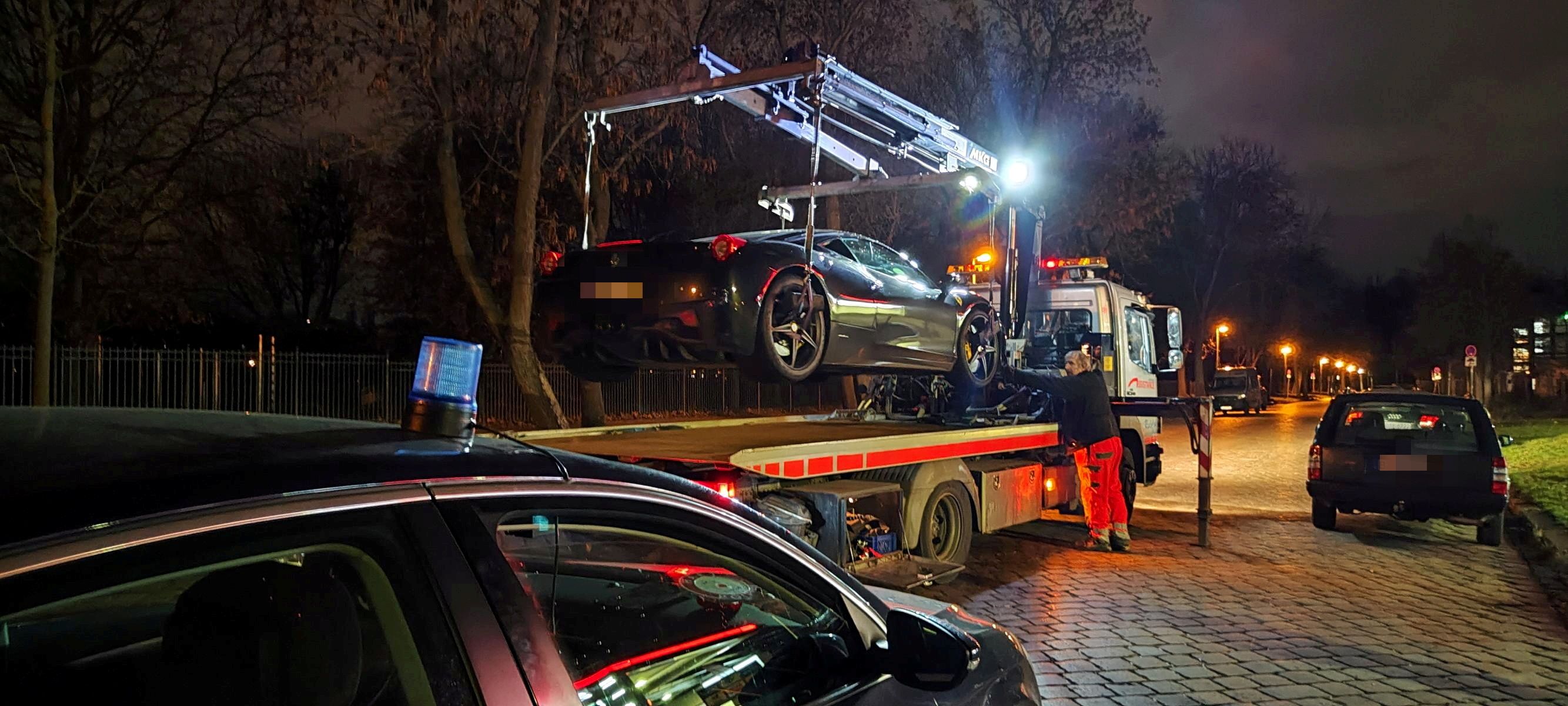 Sound zu krass: Polizei lässt mutmaßlichen Krach-Ferrari abschleppen