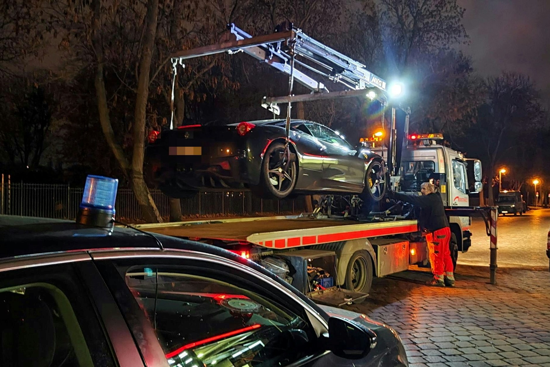 Spezialisten der Berliner Polizei kontrollierten einen Ferrari in Prenzlauer Berg - Ergebnis: Sicherstellung und technisches Gutachten.