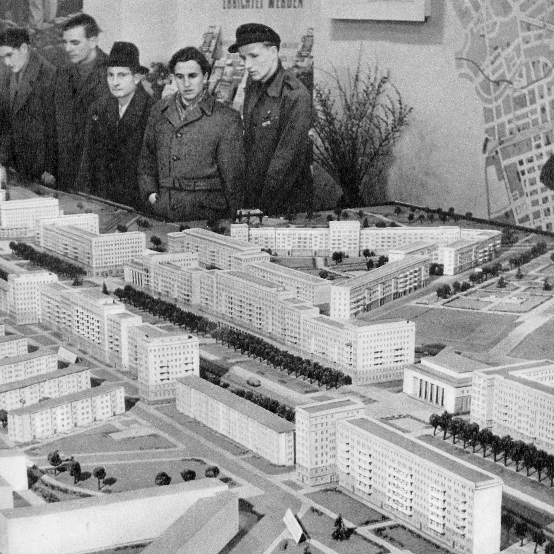 Eine Ausstellung in der Deutschen Sporthalle ermöglicht den Besuchern, zu den Entwürfen der Architekten kritische Stellung zu nehmen. (Original-Bildunterzeile)
