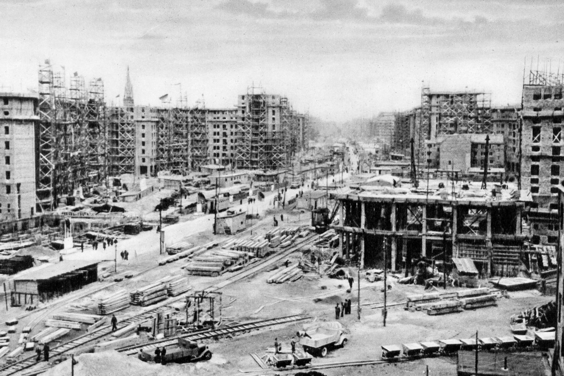 Blick über die Baustelle Strausberger Platz in der Stalinallee im September 1952. Stein auf Stein, kein Kran, hölzerne Gerüste. Nur Monate später war alles fertig.