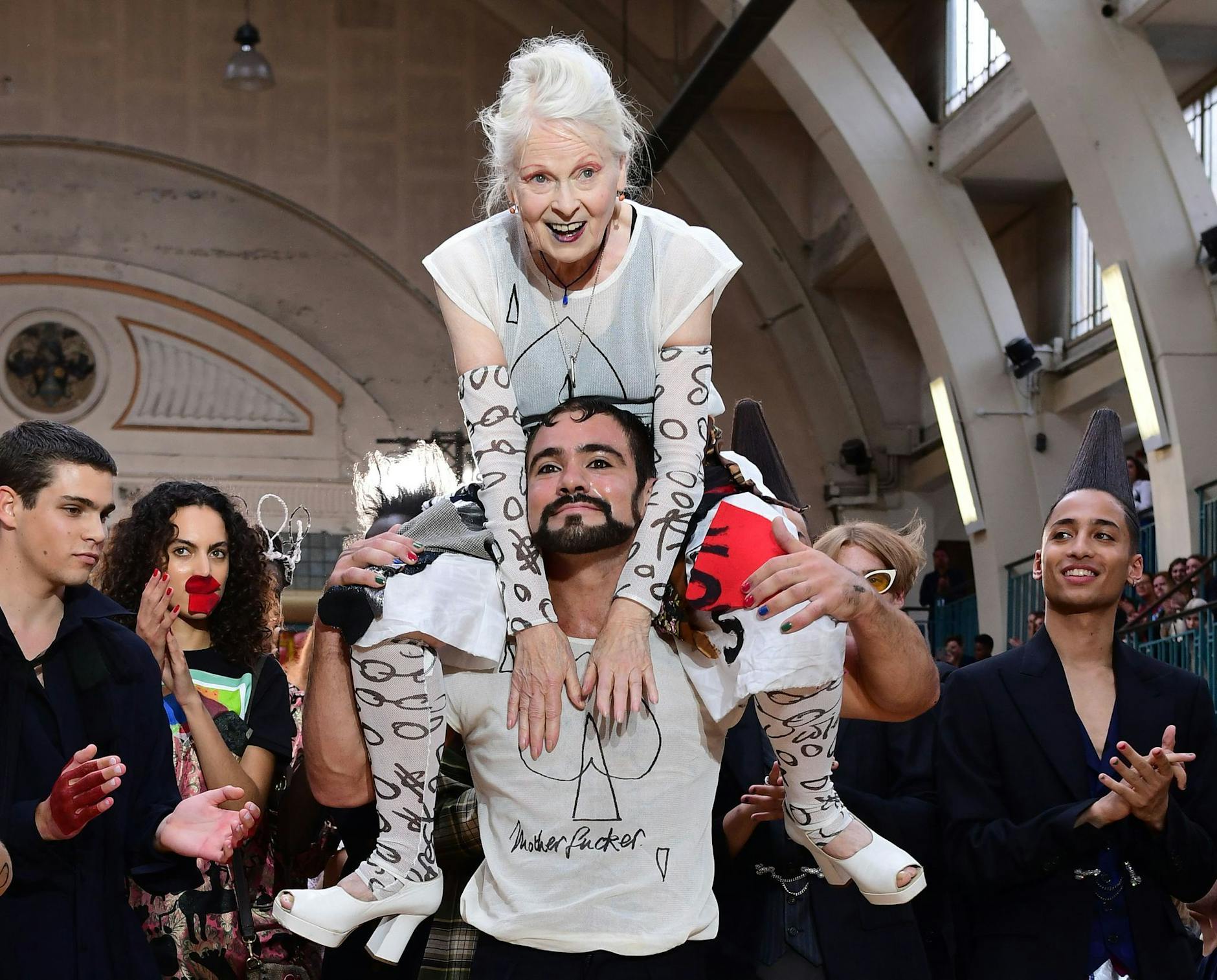 ARCHIV - Vivienne Westwood (M) gilt als Wegbereiterin des Punk in der Modebranche.