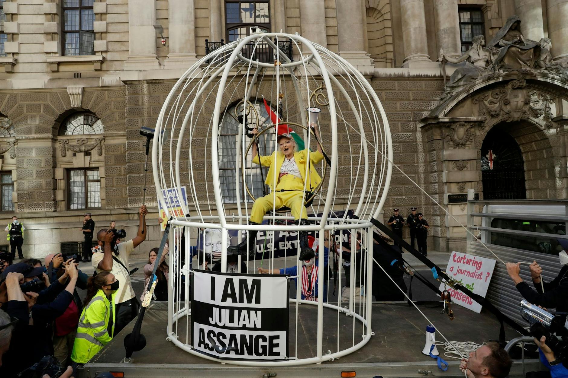 ARCHIV - Vivienne Westwood protestiert in einem riesigen Vogelkäfig gegen die Auslieferung des WikiLeaks-Gründers Julian Assange an die USA.