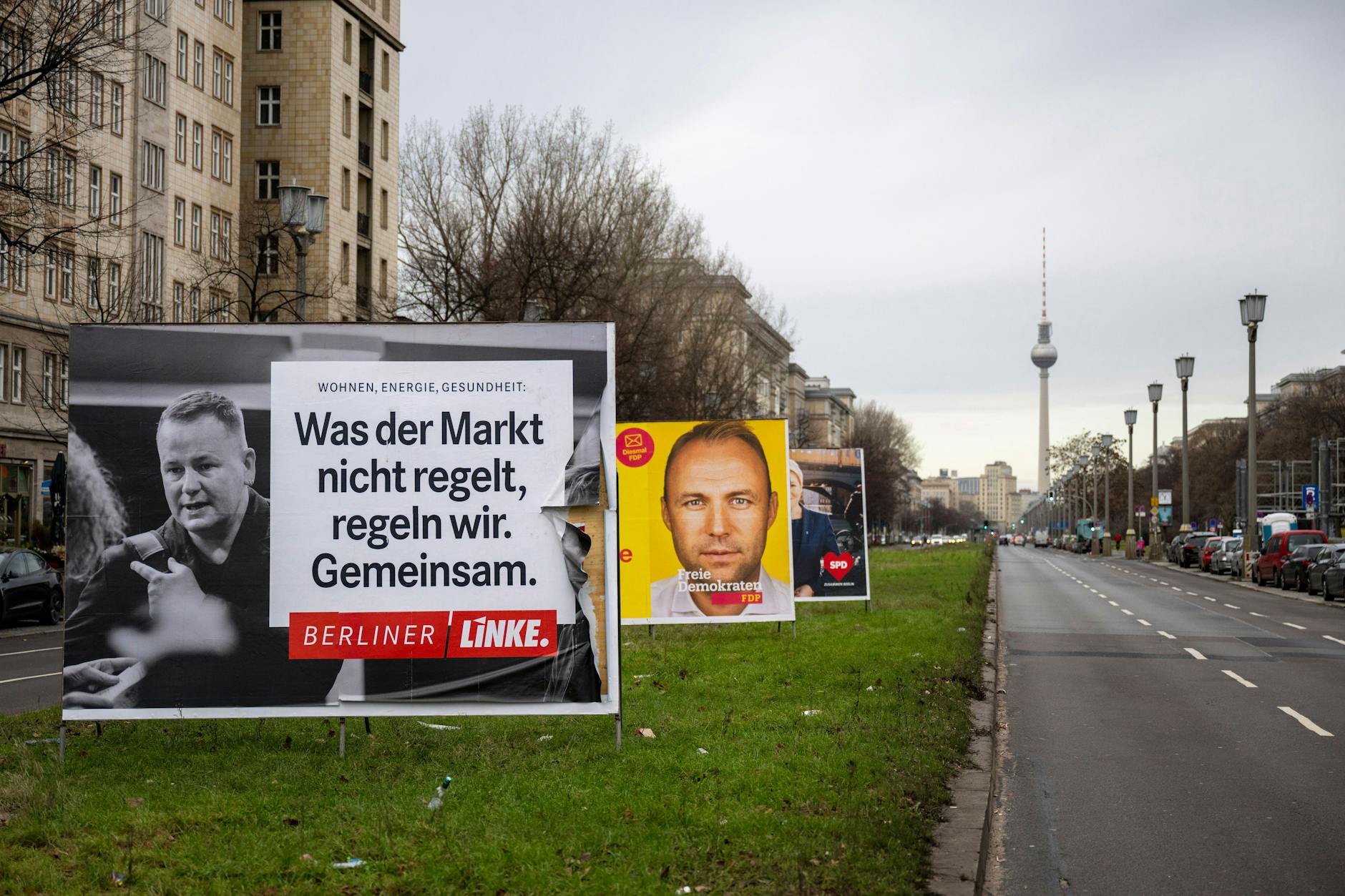 Auf der Frankfurter Allee stehen wieder Wahlplakate.