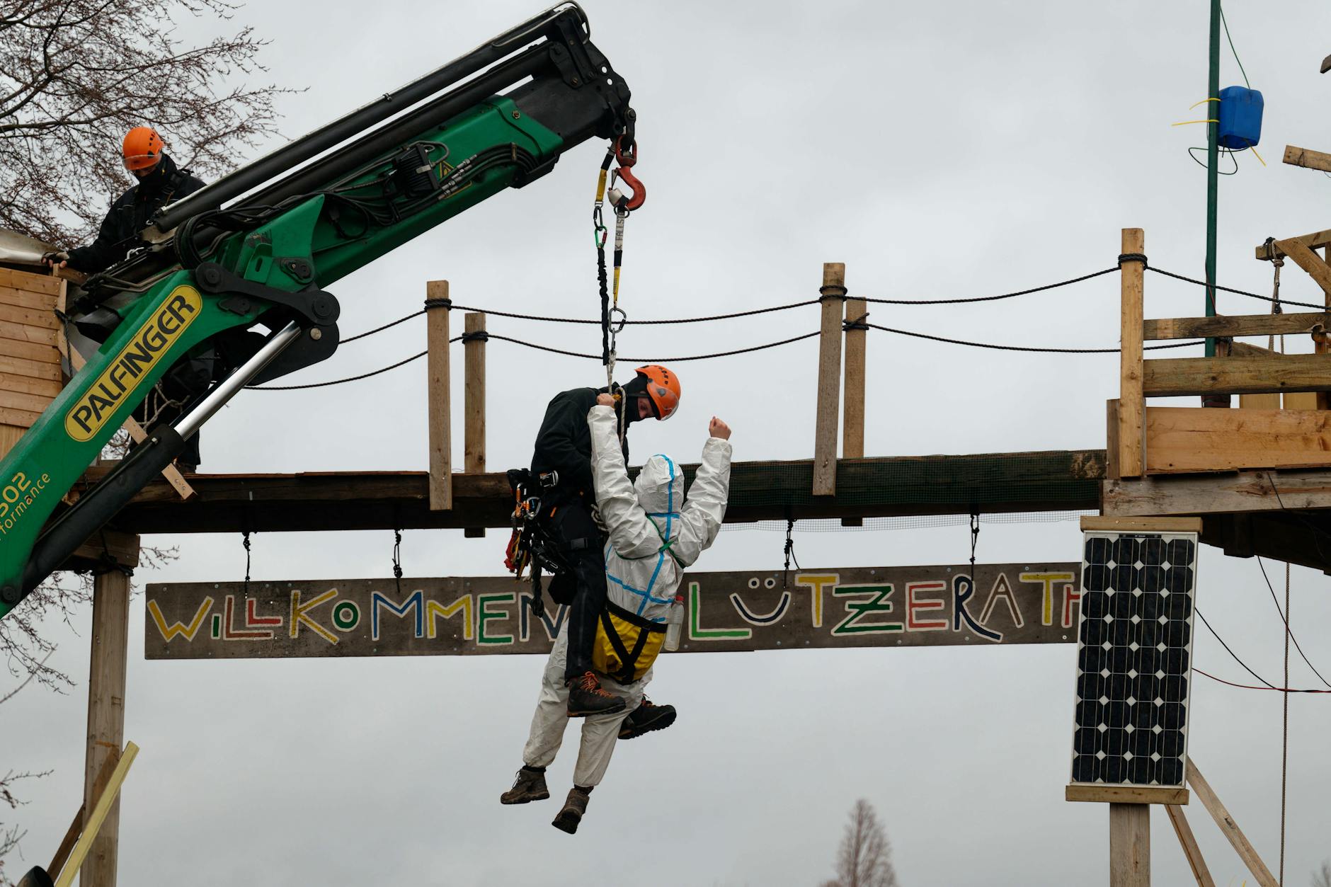 Während die Polizei Vorbereitungen zur geplanten Räumung des Dorfes Lützerath trifft, werden Aktivisten von Höhenkletterern der Polizei auf einem Hochsitz in Gewahrsam genommen.
