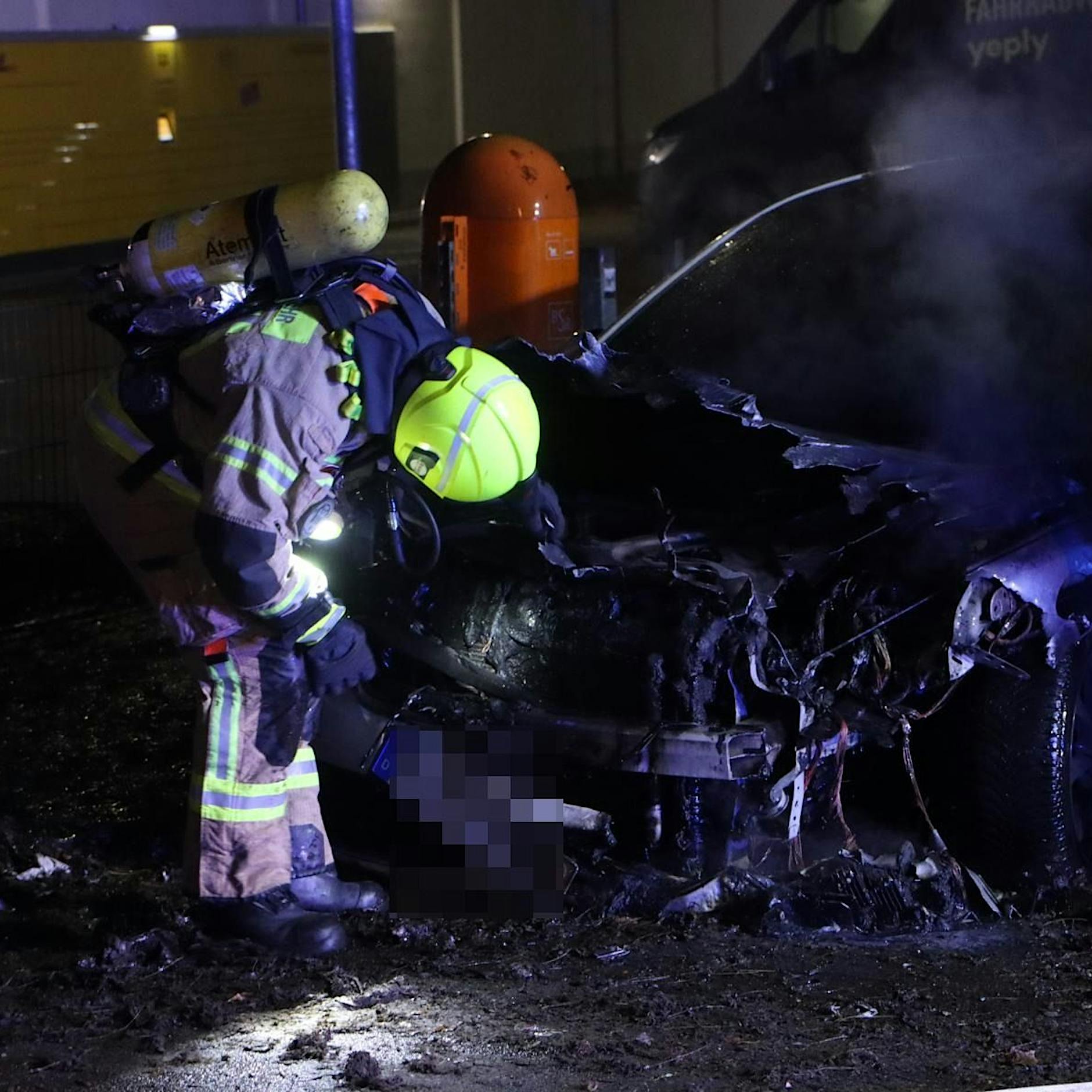 Berlin: Mehrere Luxuskarossen und Mülltonnen in Flammen