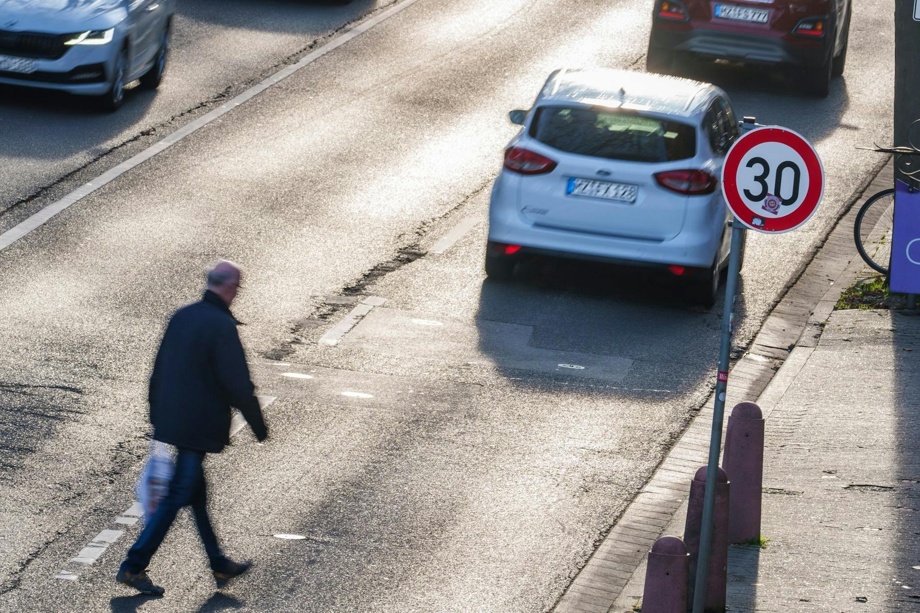 In Mainz gibt es bereits seit Mitte 2020 eine großflächige Tempo-30-Zone. Wenn es nach Umweltschützern geht, sollte in Städten durchgängig Tempo 30 gelten - für mehr Sicherheit, weniger Lärm, weniger Schadstoffe.