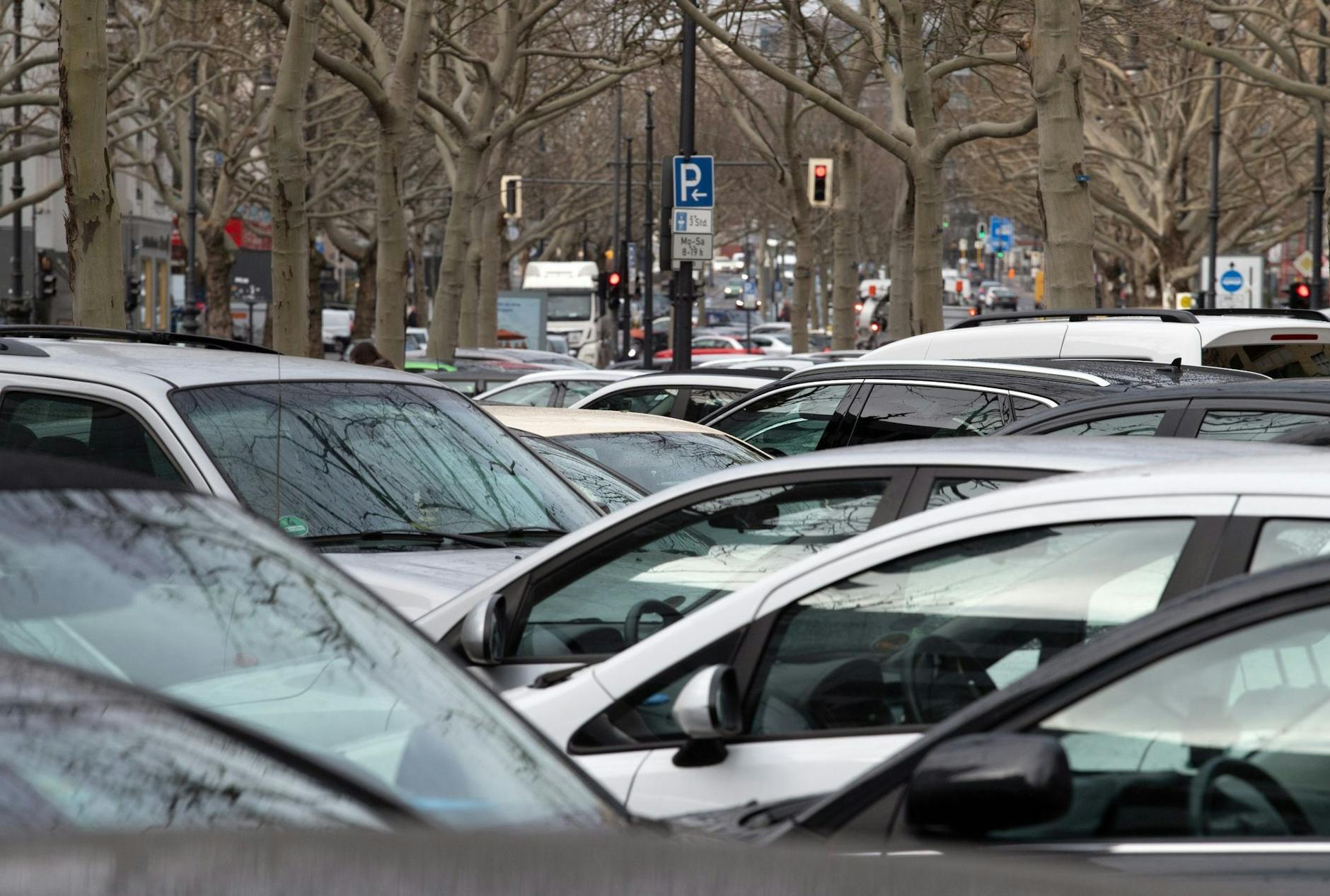 ARCHIV - Autos parken dicht an dicht auf dem Mittelstreifen vom Kurfürstendamm. a/Archivbild