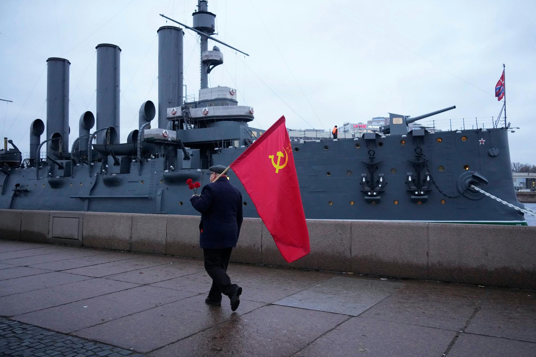 Ein Anhänger der Kommunistischen Partei mit einer Fahne in St. Petersburg.