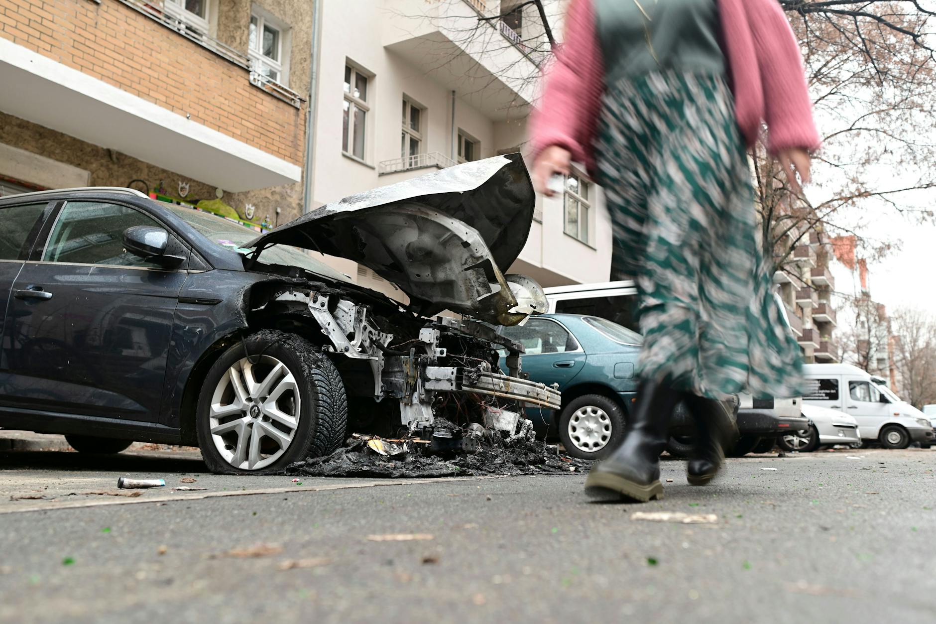 Ein ausgebranntes Auto in der Sanderstraße.