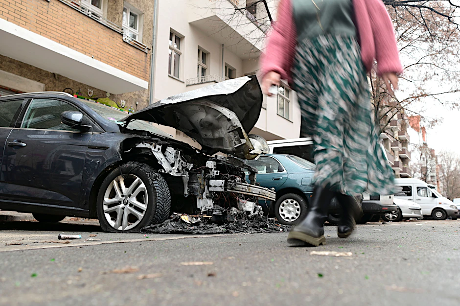 Ein ausgebranntes Auto in der Sanderstraße.