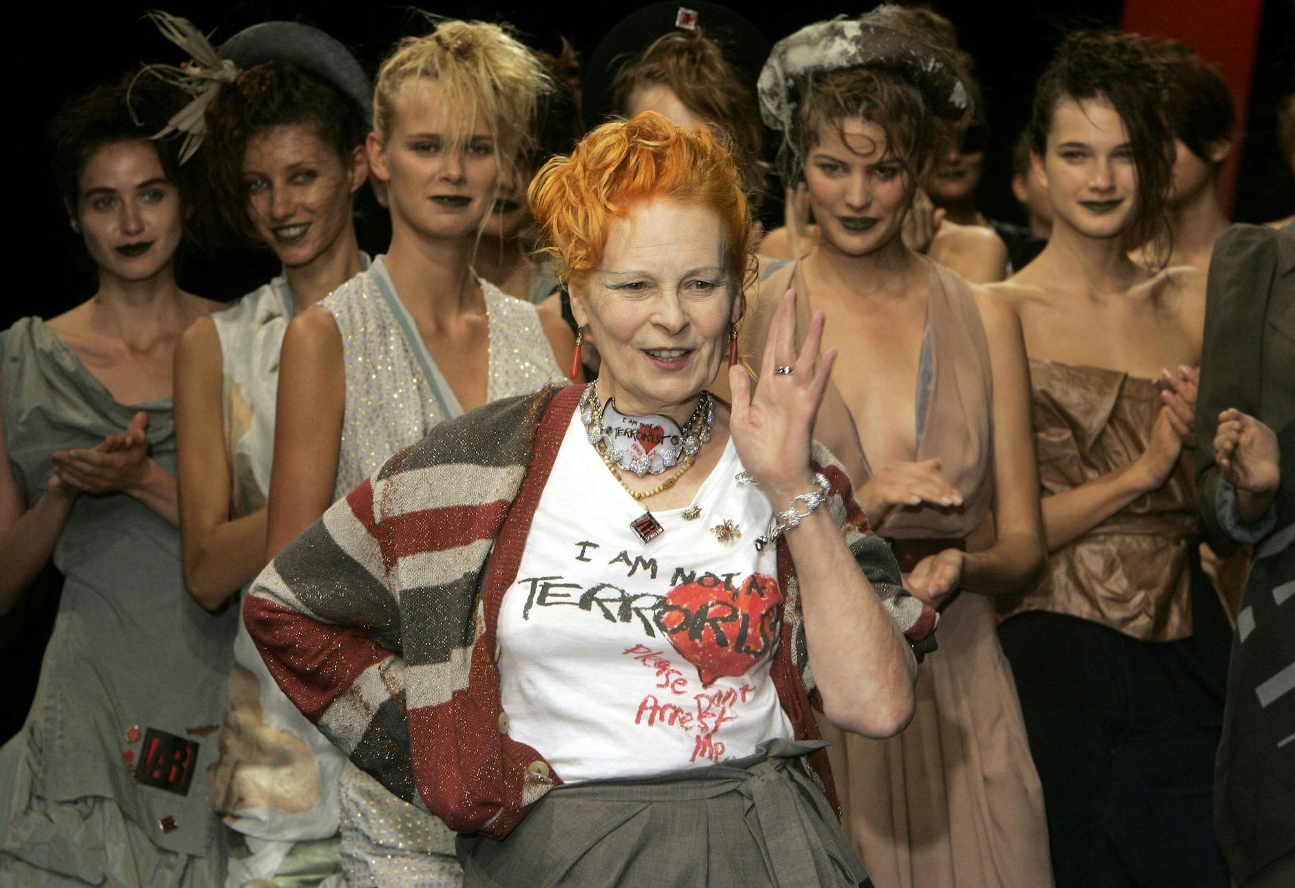ARCHIV - Models applaudieren, als die britische Modedesignerin Vivienne Westwood nach der Präsentation ihrer Frühjahr/Sommer-Kollektion 2006 in Paris das Publikum grüßt.