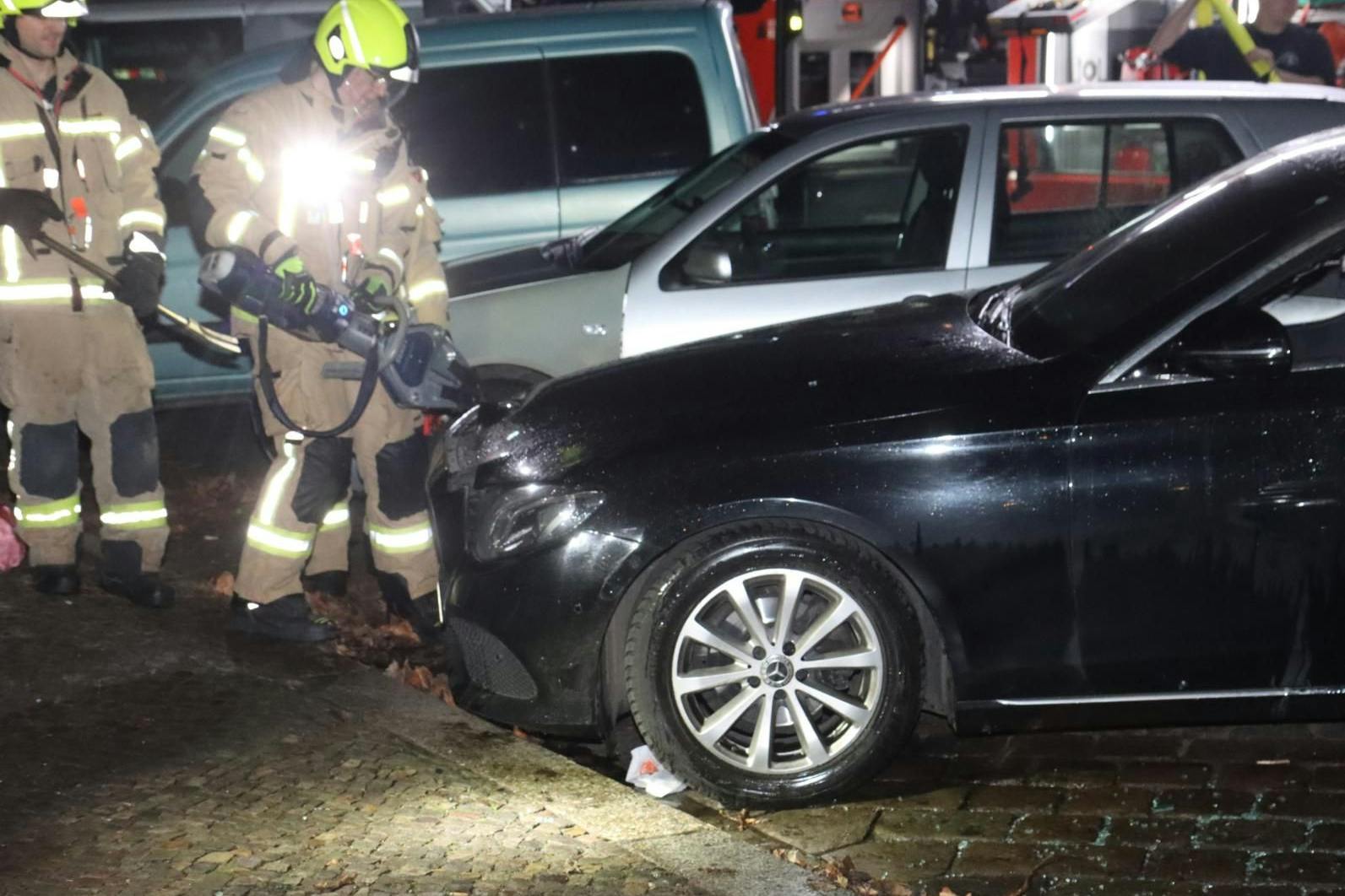 Die Feuerwehr rückte mit schwerem Gerät an, um die Batterie des Autos zu sichern.