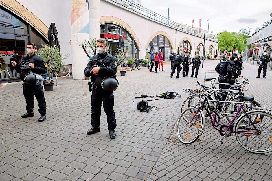 1. Mai 2020: Die Ausrüstung des ZDF-Teams liegt nach dem brutalen Angriff zwischen dem Alexanderplatz und dem Hackeschen Markt auf dem Boden.&nbsp;