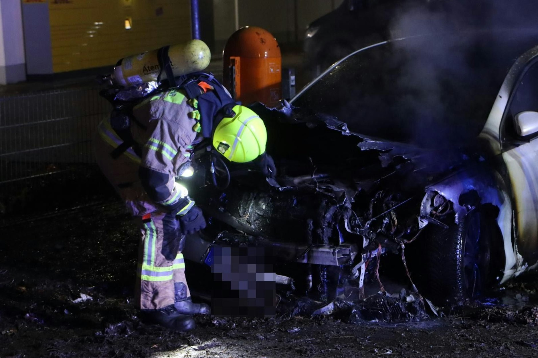 War es Brandstiftung? Gegen 3 Uhr brannte ein weißer Mercedes in Berlin-Neukölln.
