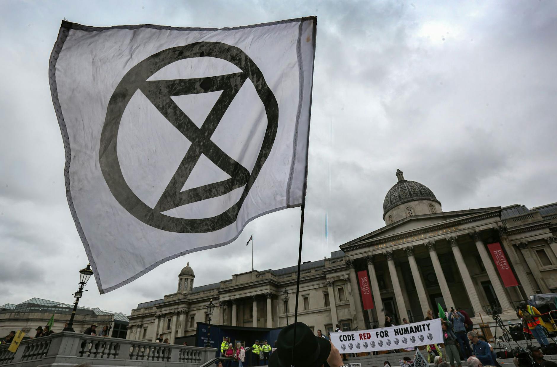 ARCHIV - Die Fahne von Extinction Rebellion. Press Wire/dpa