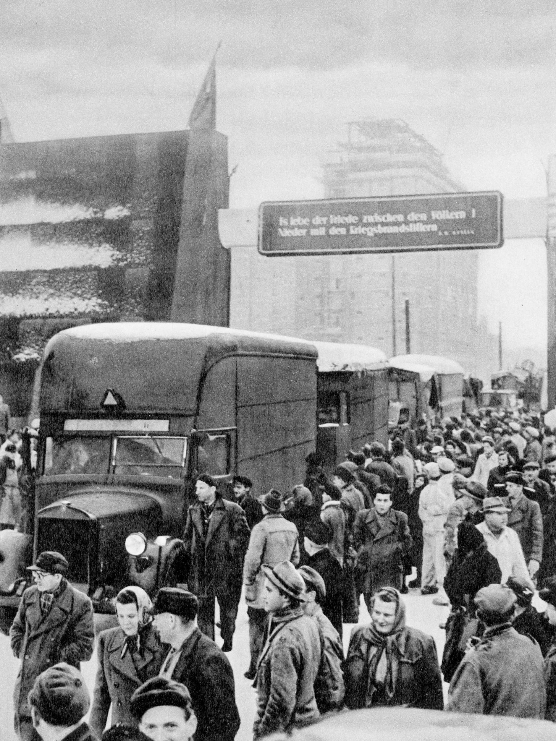 7. Januar 1953: „Ein Korso von Möbelwagen bewegt sich vom Strausberger Platz durch ein Ehrentor zu den Blocks E- und C-Süd.“ Die waren als erste fertig.