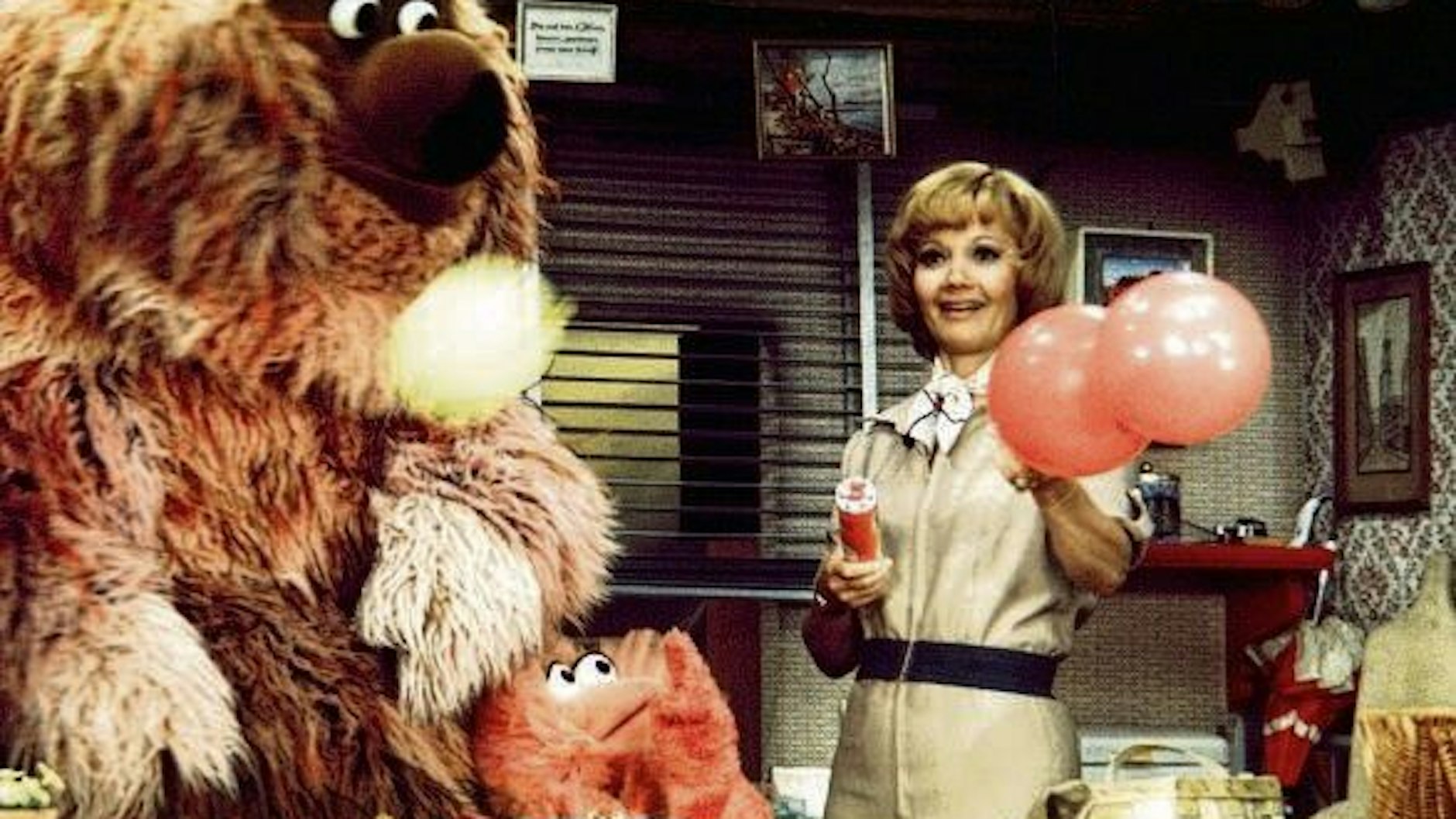 Die Schauspielerin Lilo Pulver und Samson in der Fernsehserie „Sesamstraße“.