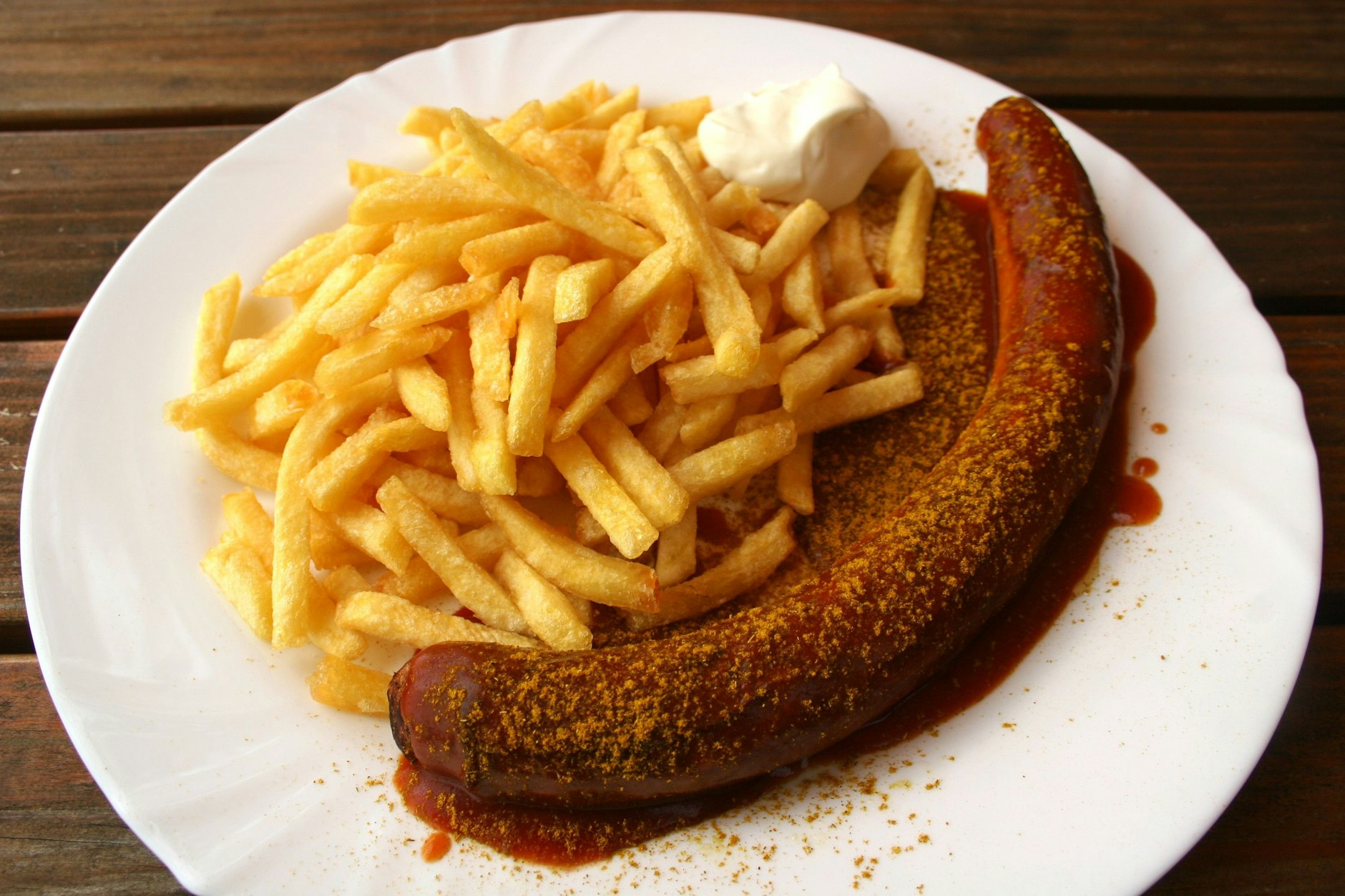 Nicht mehr so en vogue: die Riesencurrywurst mit Pommes frites.