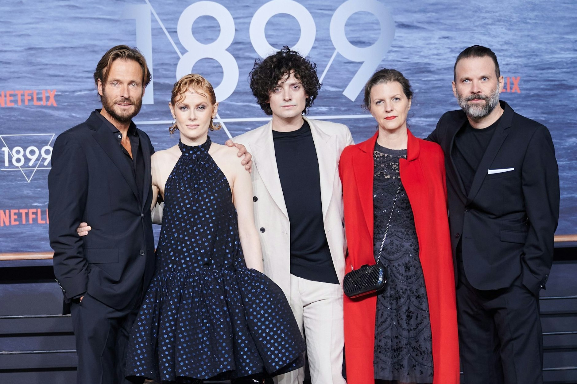 Die 1899-Schauspieler Andreas Pietschmann, Emily Beecham, Aneurin Barnard, Jantje Friese und Baran Bo Odar (l-r) bei der Premiere der Netflix-Serie in Berlin.&nbsp;