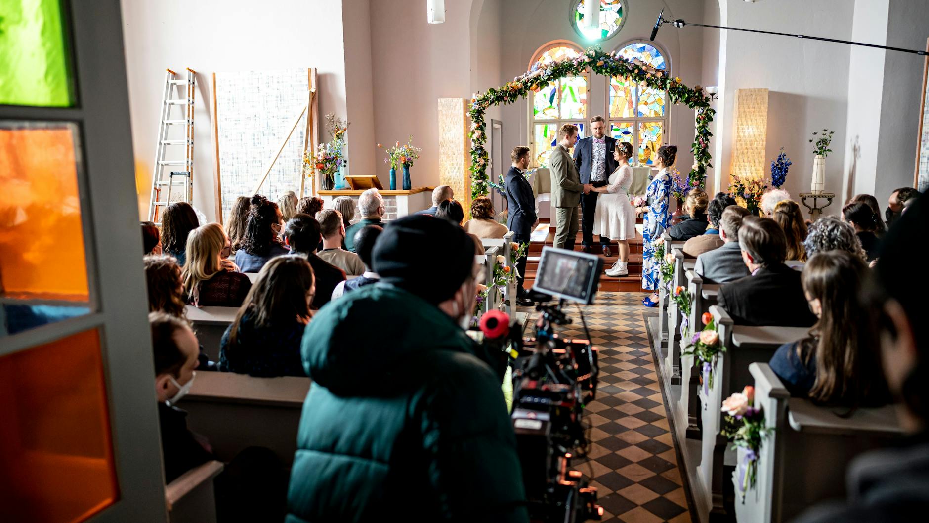 Dreharbeiten für den Film „Trauzeugen“ in einer Brandenburger Kirche - vor allem für Arbeiten hinter der Kamera werden Leute gesucht.
