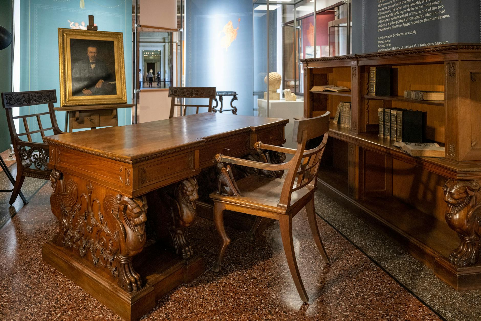 Original-Möbel aus Heinrich Schliemanns Arbeitszimmer und ein Porträt des Troja-Entdeckers in der Ausstellung „Schliemanns Welten “, hier arrangiert im Neuen Museum