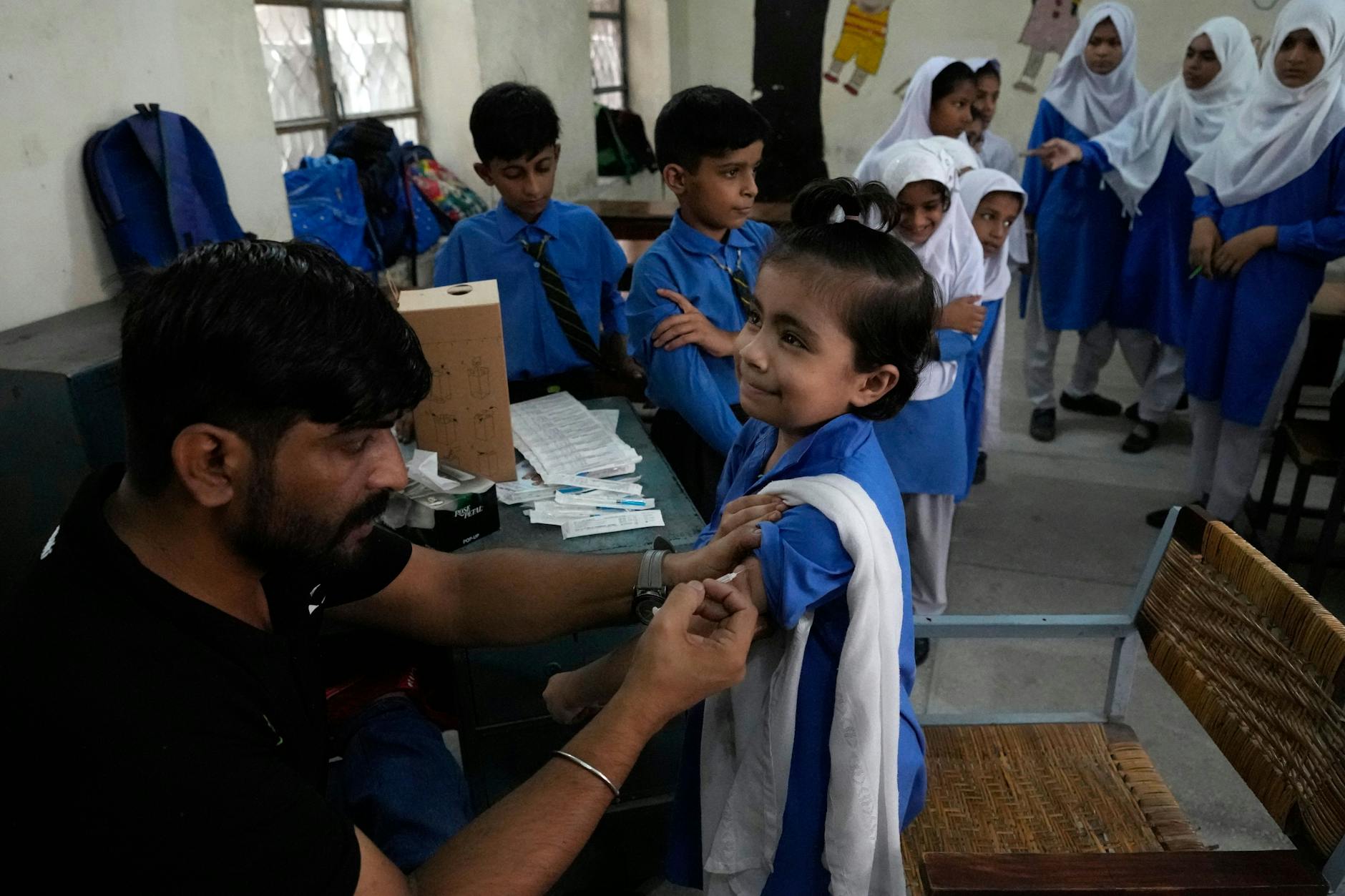 Lahore, Pakistan: Kinder erhalten eine Impfung gegen Covid-19. Nun bereitet eine neue Variante Sorgen.