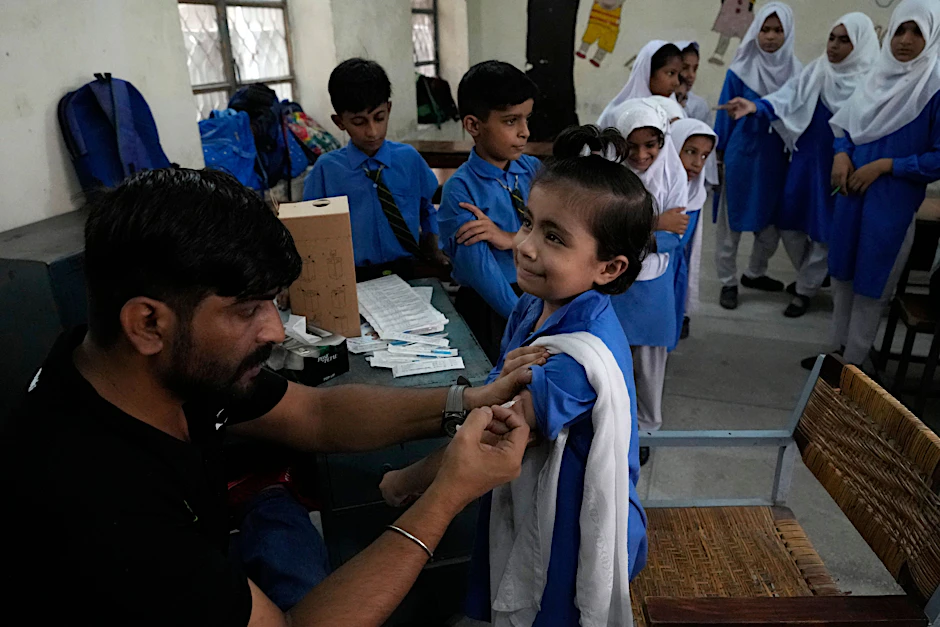 Lahore, Pakistan: Kinder erhalten eine Impfung gegen Covid-19. Nun bereitet eine neue Variante Sorgen.