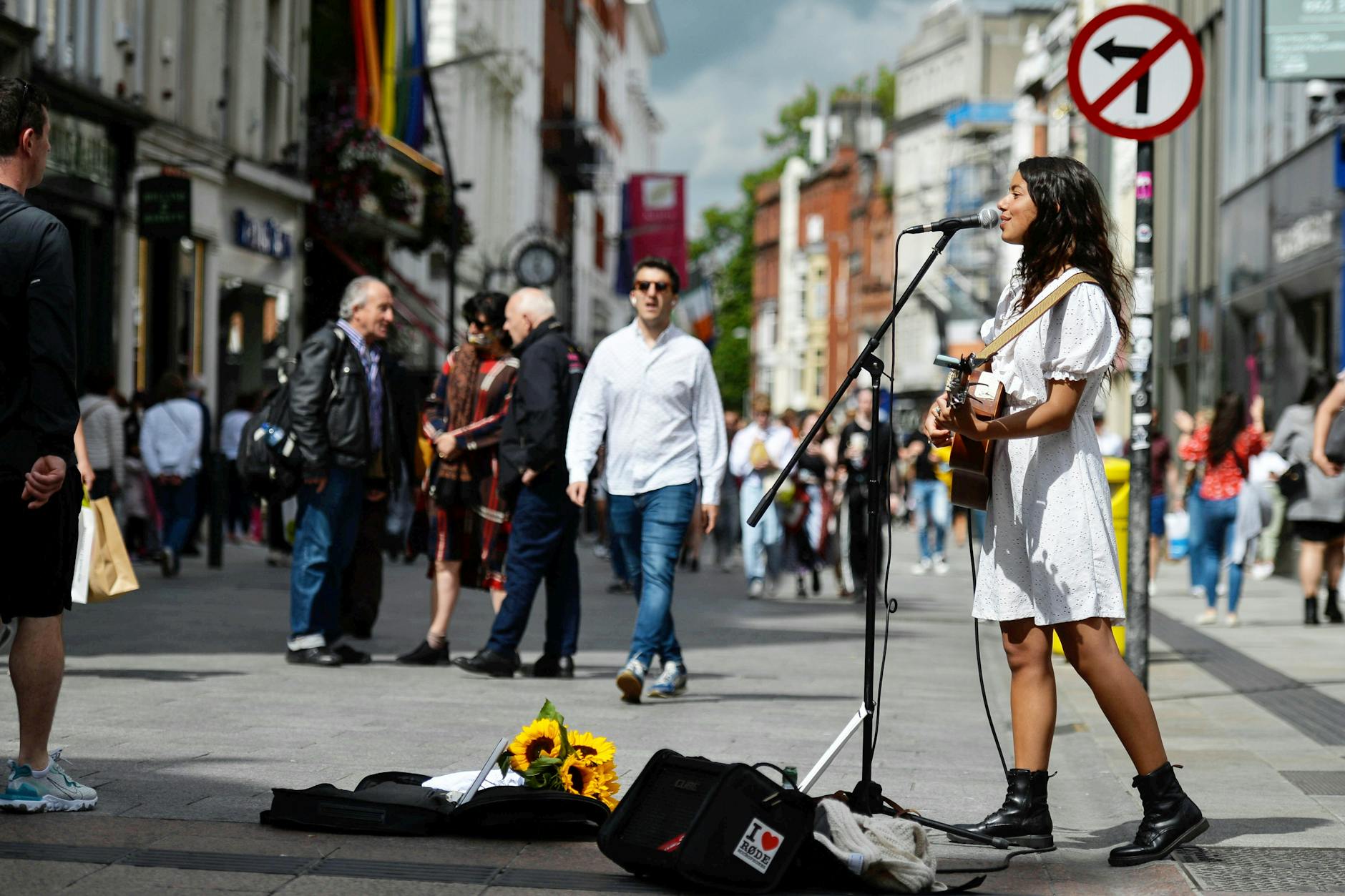 Hat die Straßenmusik mit einem staatlichen Künstler-Grundeinkommen in Irland noch eine Zukunft? Die Sängerin Emmeline Grace singt auf der Grafton Street in Dublin.