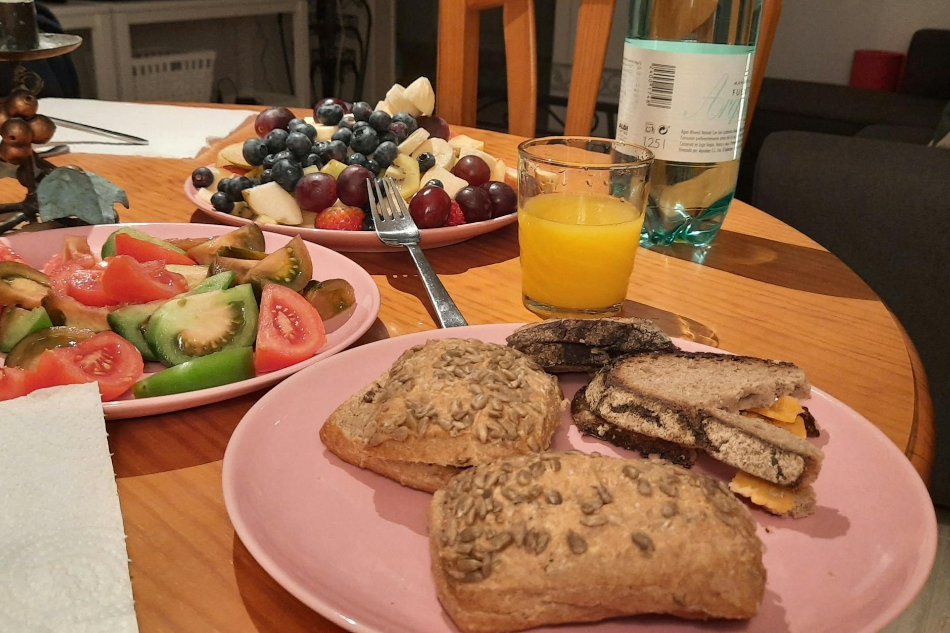 Tiefkühlpizza, belegte Brote, Salat- und Obstteller im Airbnb unserer Reporter.