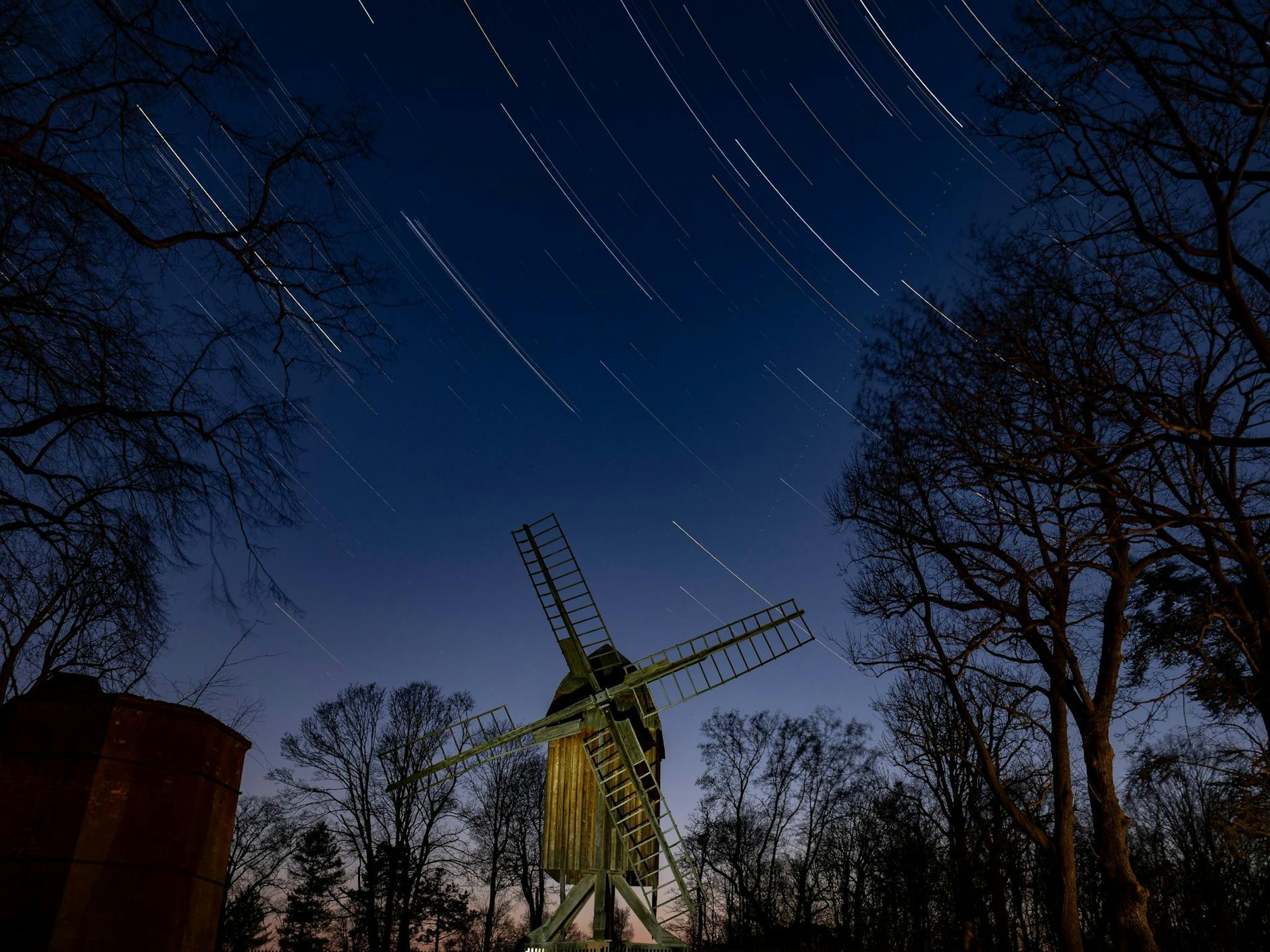 ARCHIV - Blick in den Sternenhimmel: Das kommende Jahr hat zahlreiche Highlights am Nachthimmel zu bieten.