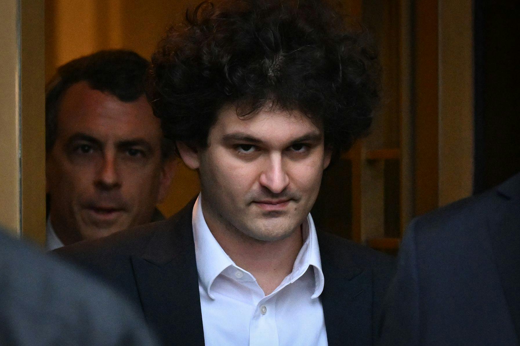 Ex-FTX-Geschäftsführer Sam Bankman-Fried verlässt das Bundesgericht in Manhattan.