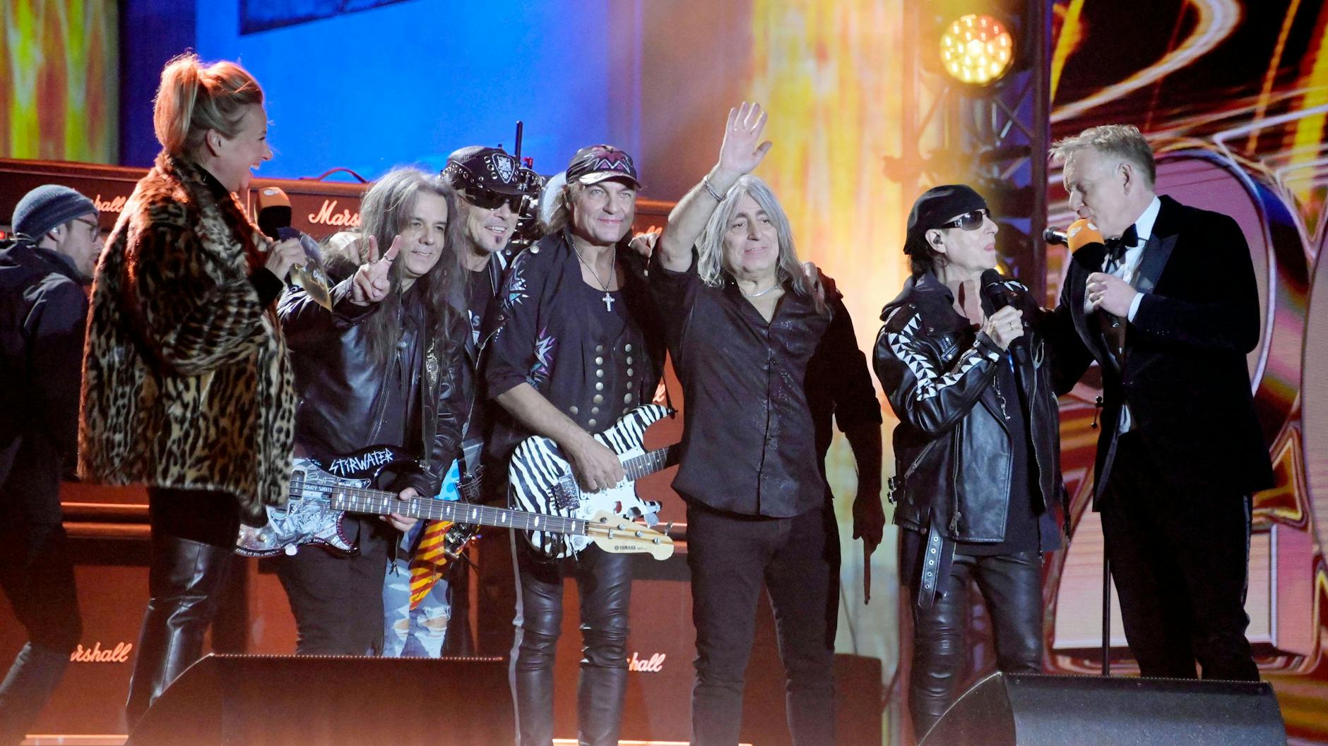 Kiewel und Kerner mit den Scorpions auf der ZDF-Silvesterbühne.