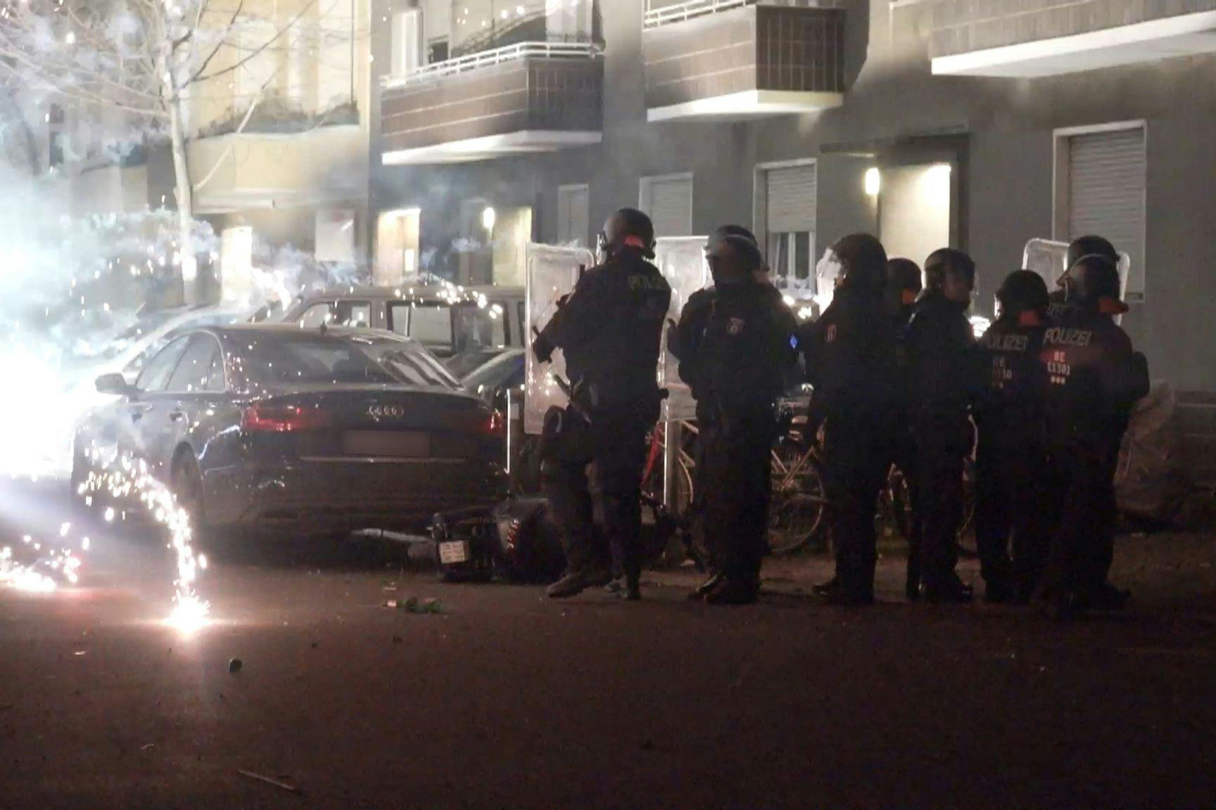 Polizeibeamte beim Einsatz an Silvester in Berlin. Dieses Bild ist echt. Videoaufnahmen, die derzeit auf Twitter kursieren und angeblich aus Neukölln stammen, sind es in einem Fall jedoch nicht.