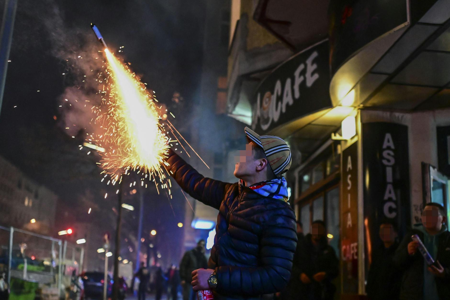31. Dezember 2022 und 01. Januar 2023, Berlin-Neukölln: Knallerei an der Sonnenallee, Ecke Reuterstraße.
